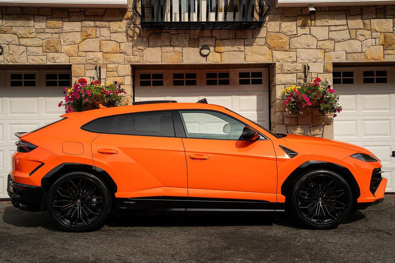 Lamborghini Urus view 3