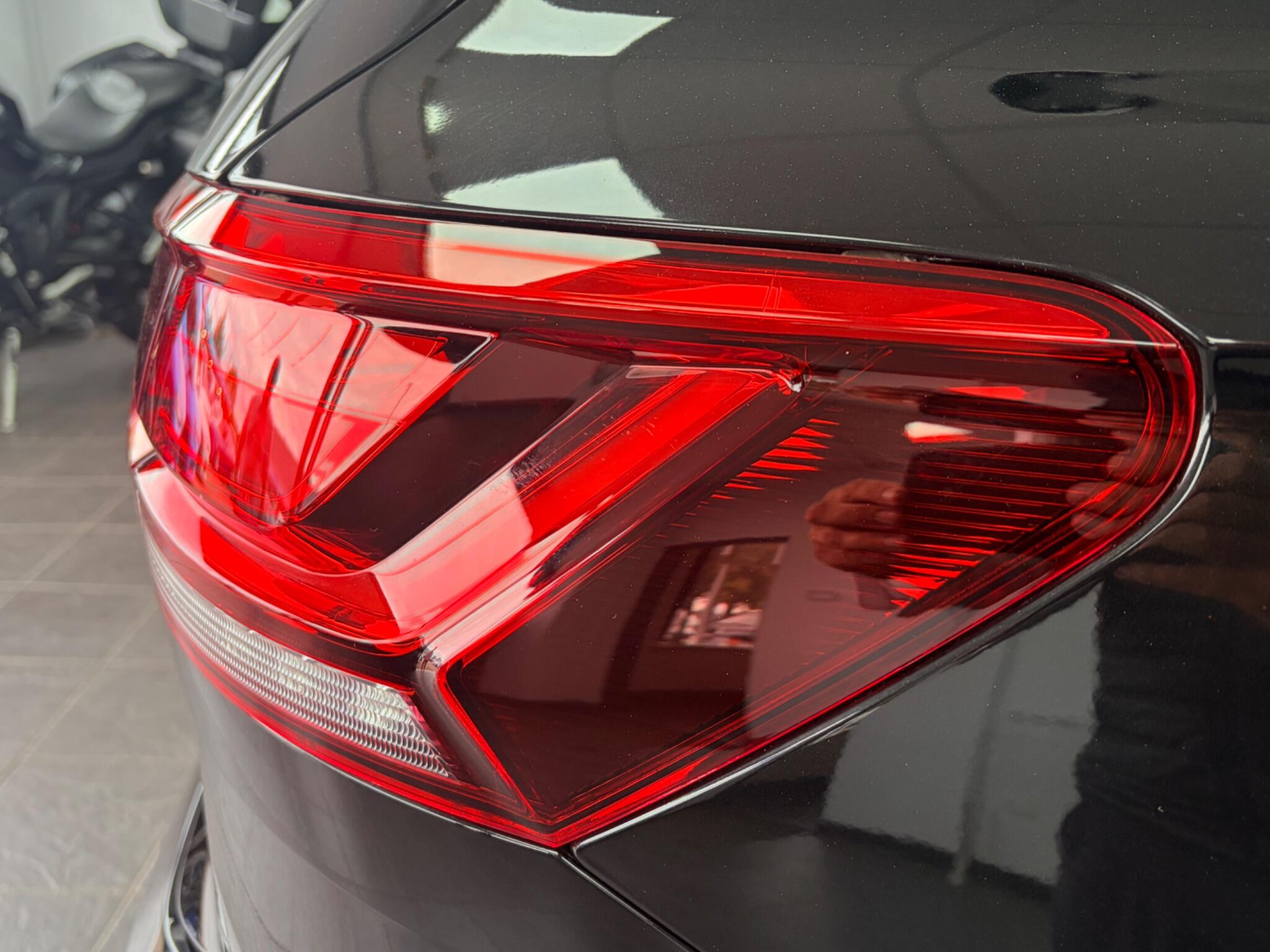Volkswagen Touareg view 20