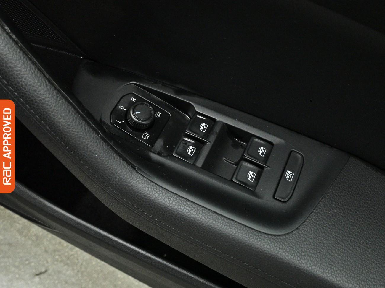 Volkswagen Passat view 28