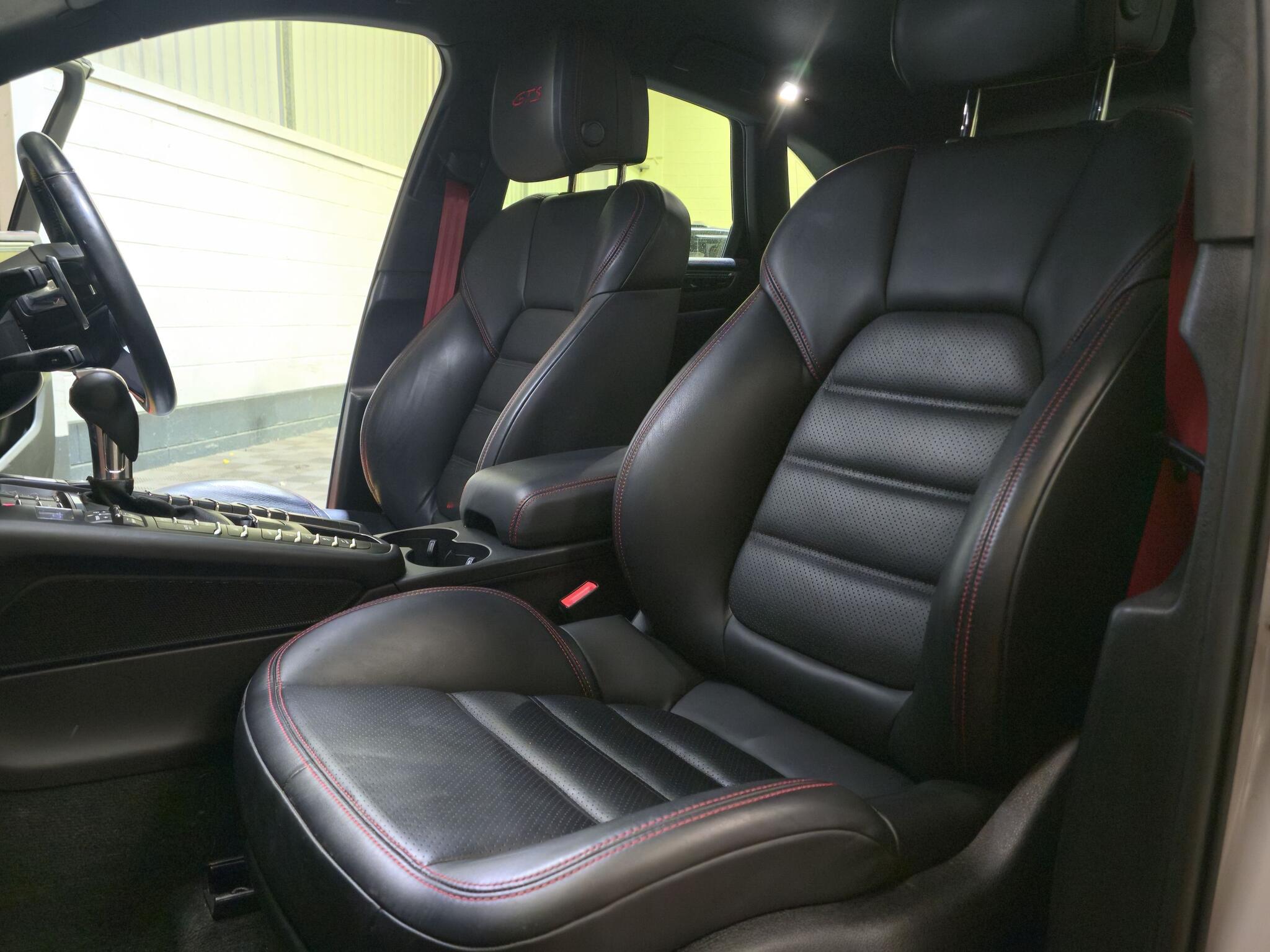 Porsche Macan view 11