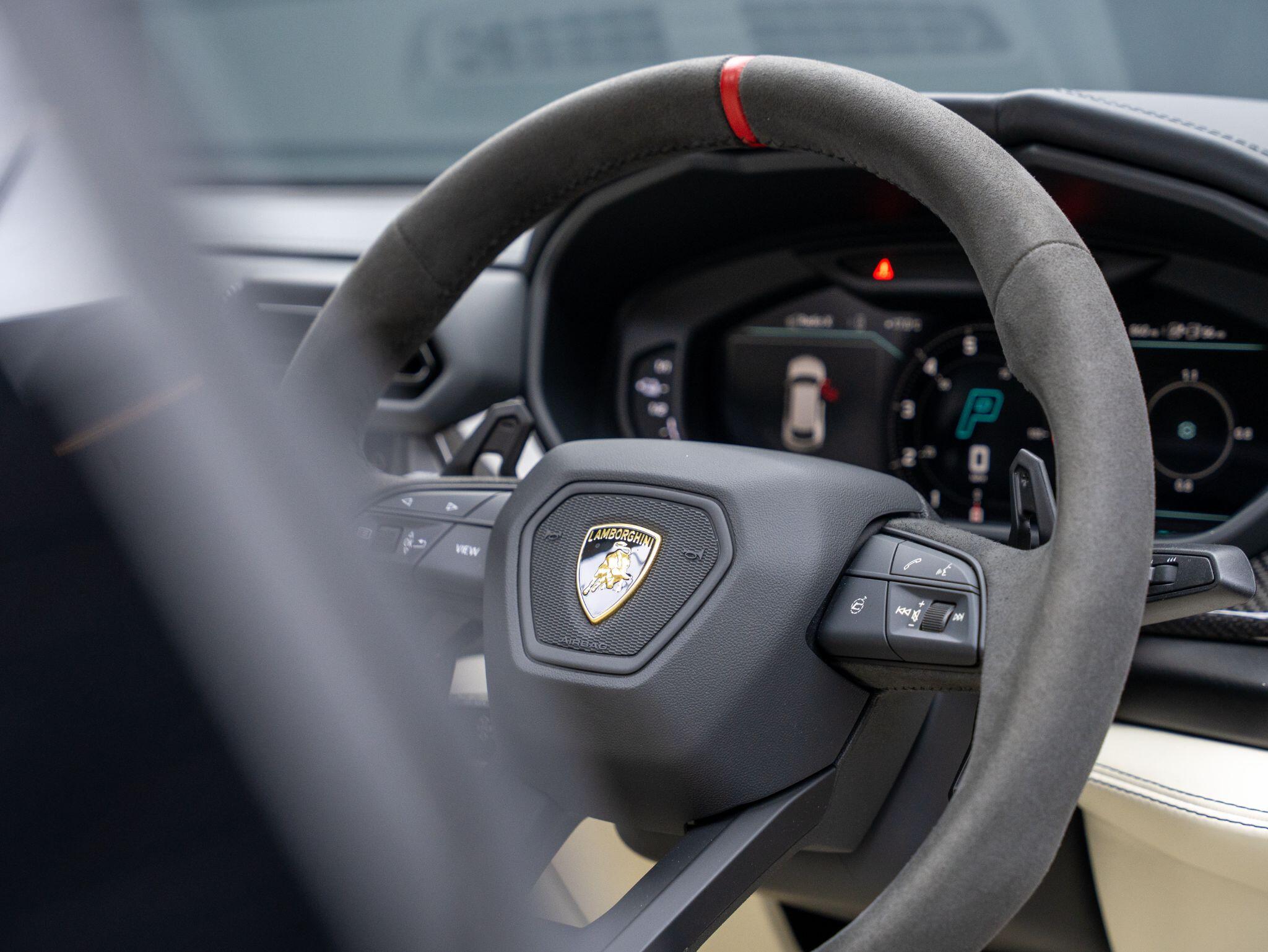 Lamborghini Urus view 43
