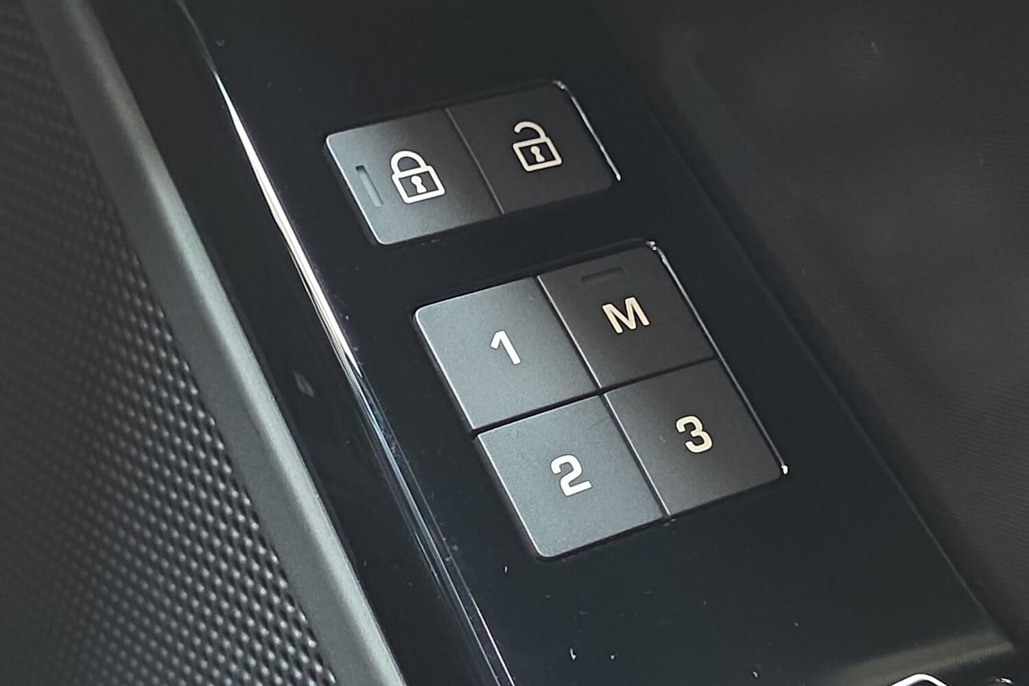 Land Rover Range Rover Velar view 31
