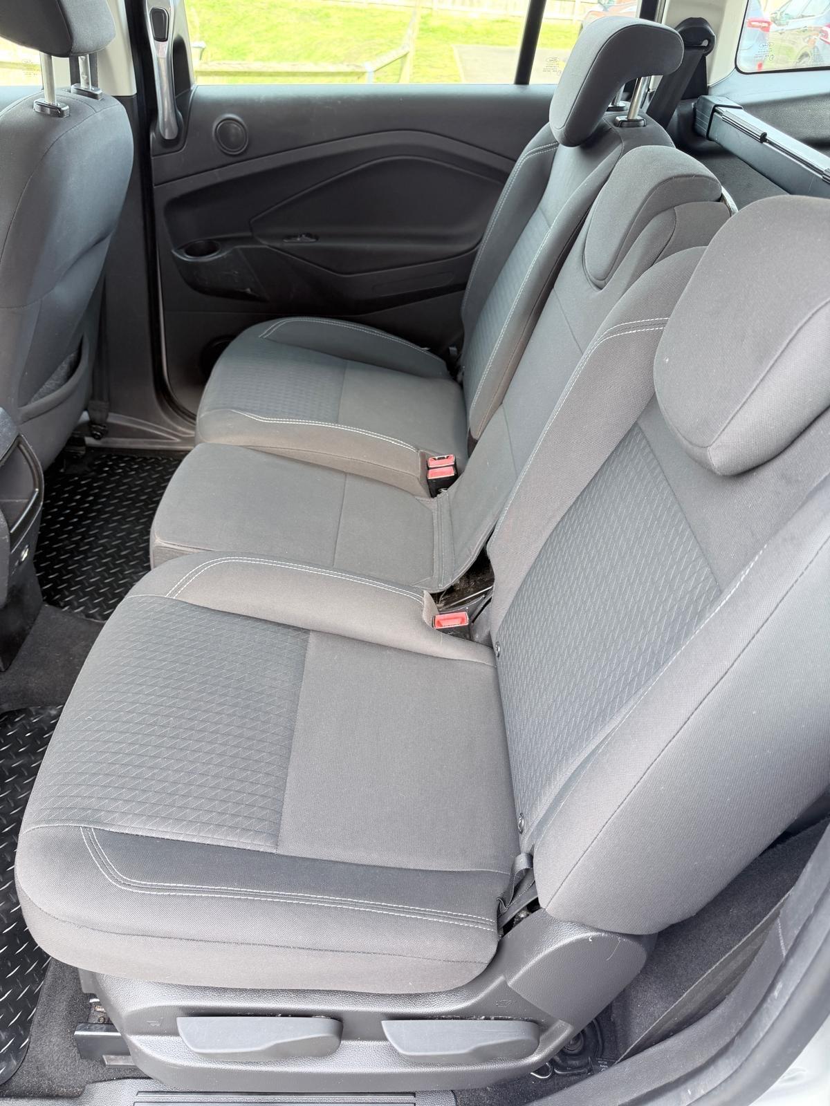 Ford Grand C-Max view 15