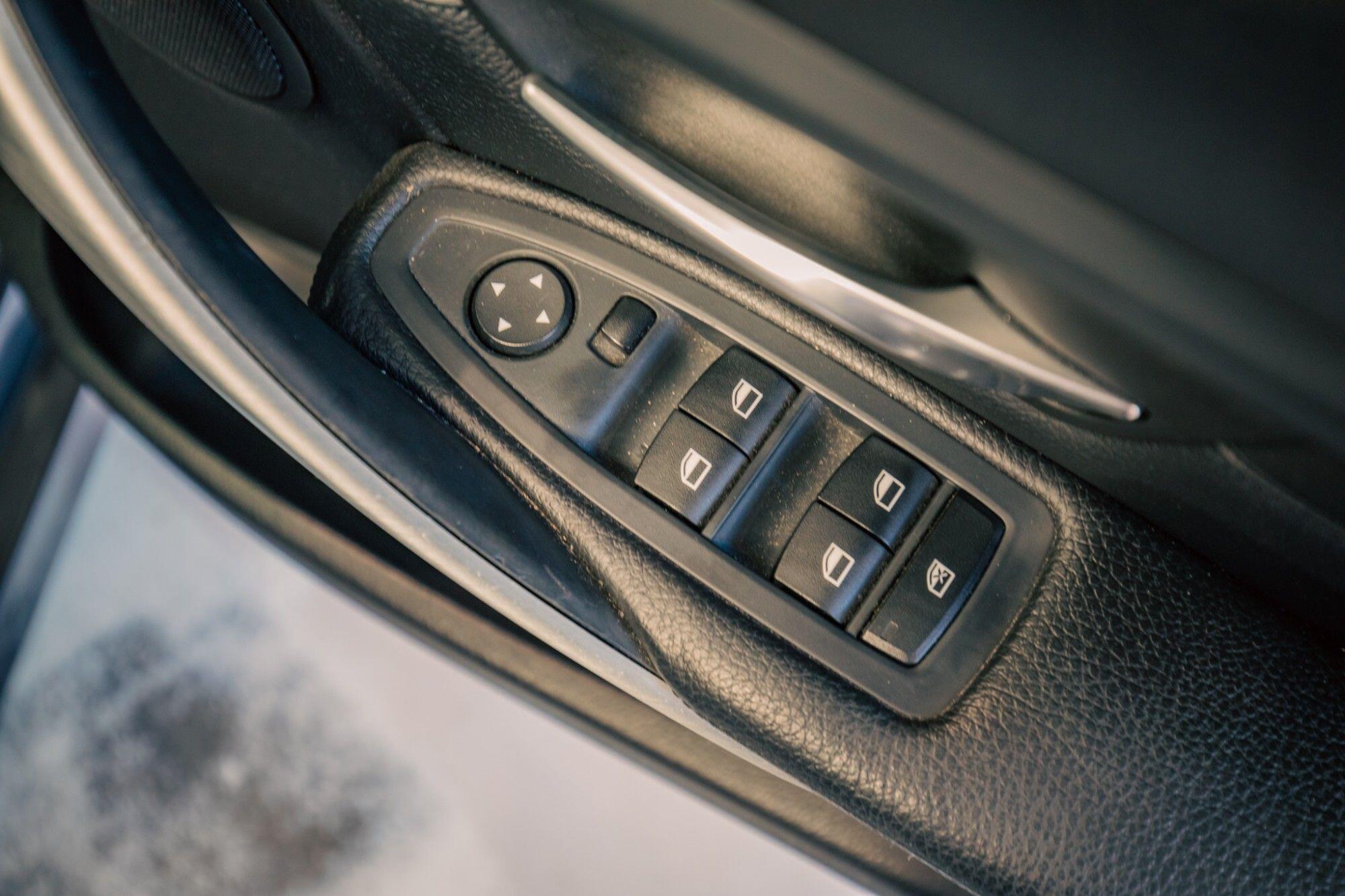 BMW 3 Series view 10