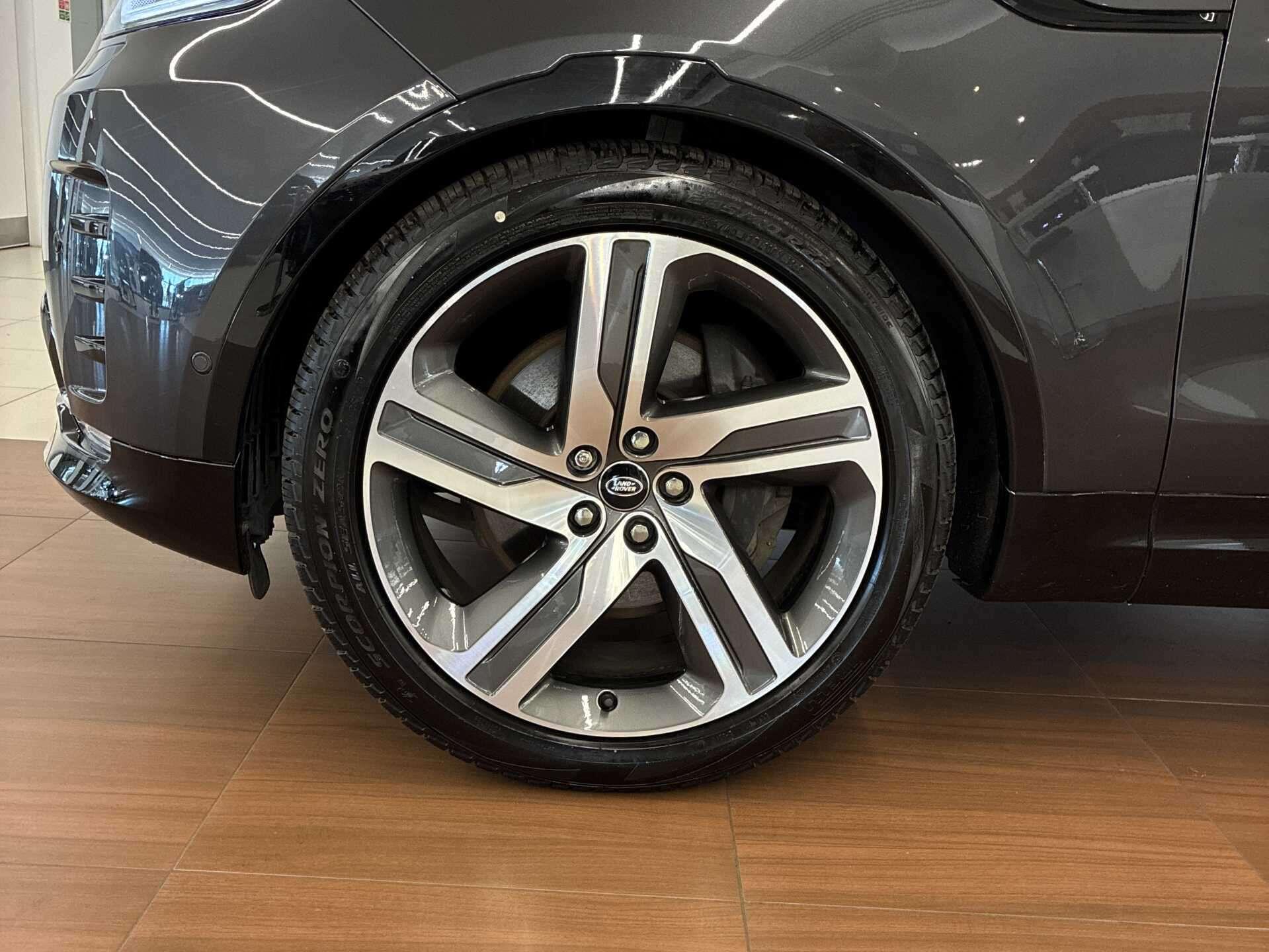 Land Rover Discovery view 8