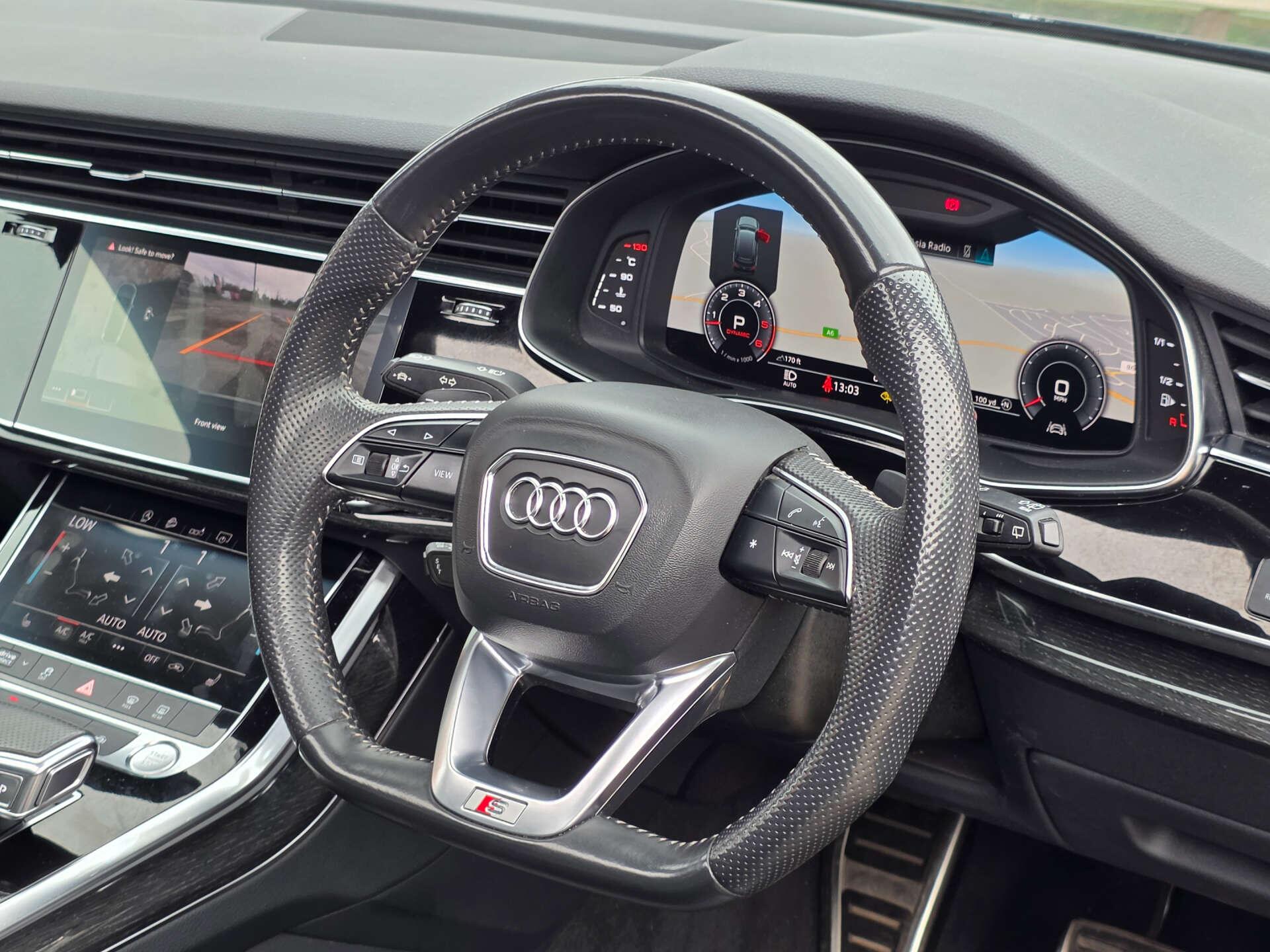 Audi Q7 view 13
