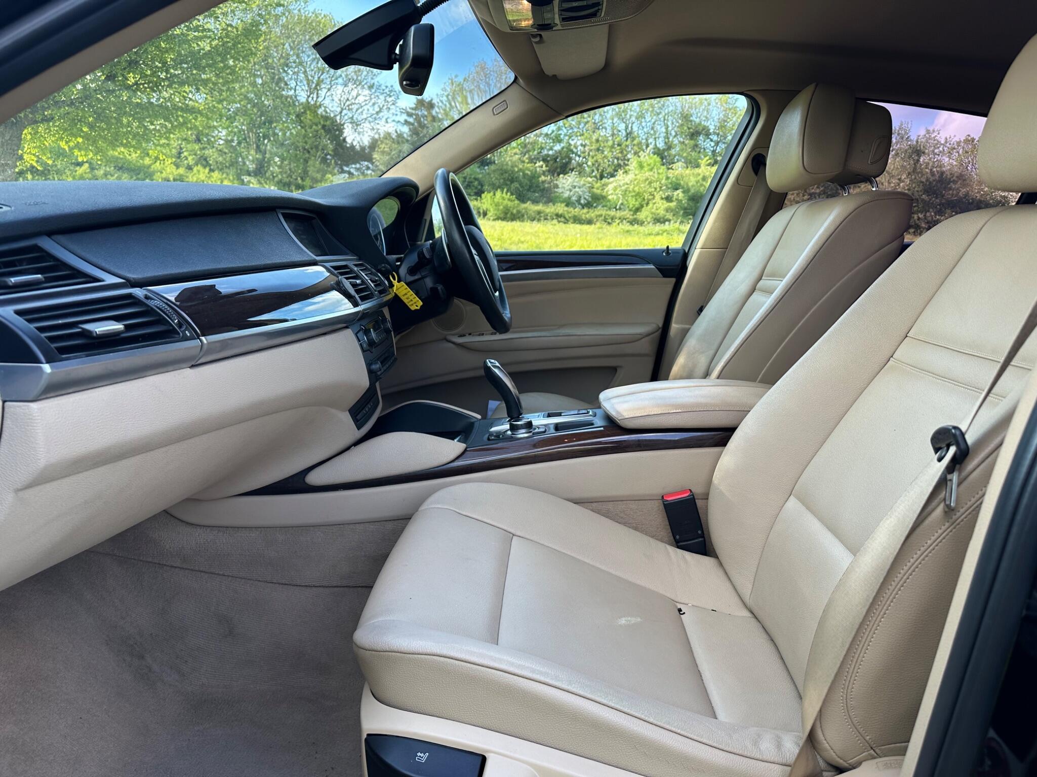 BMW X6 view 3