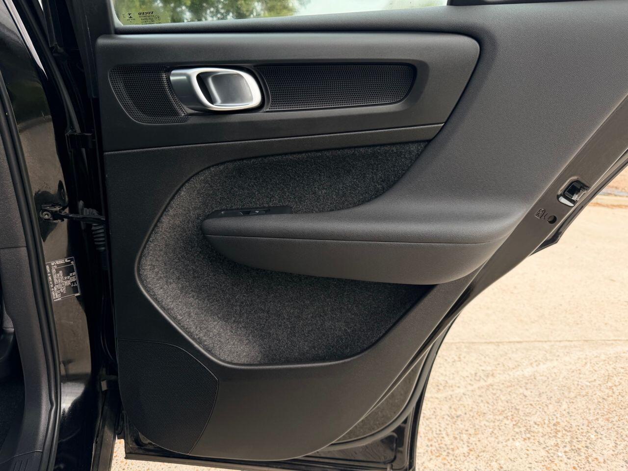 Volvo XC40 view 18