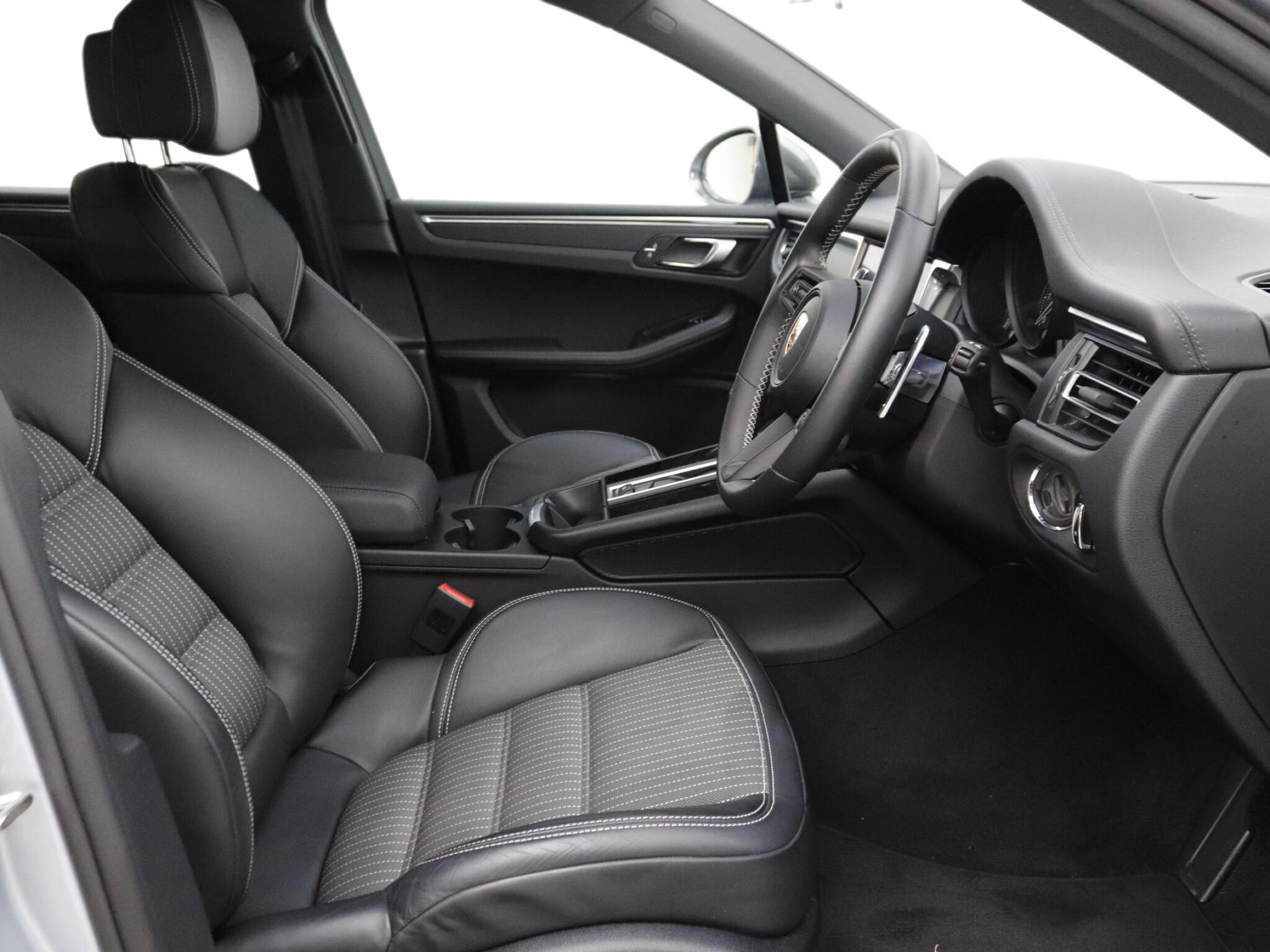 Porsche Macan view 10