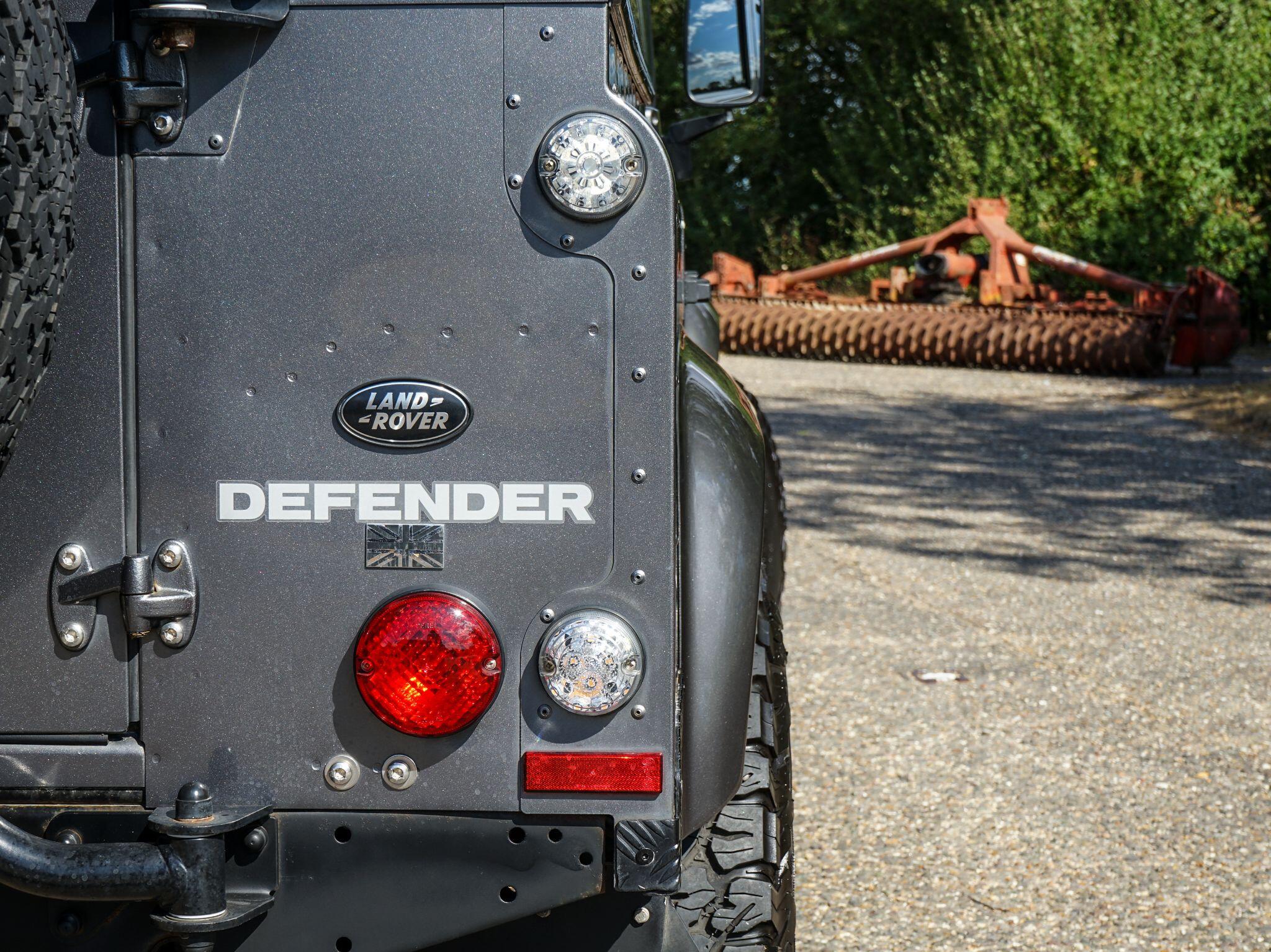 Land Rover Defender 110 view 12