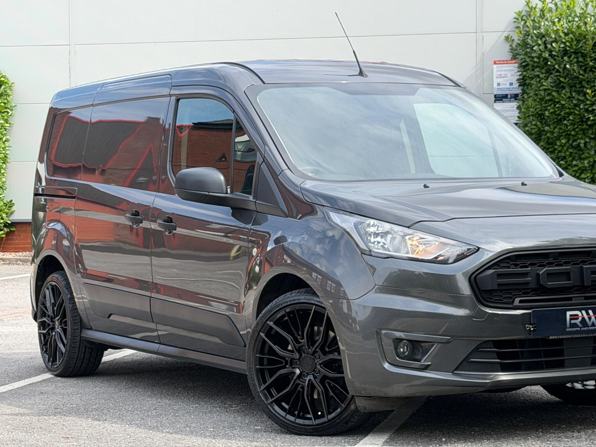 Ford Transit Connect view 11