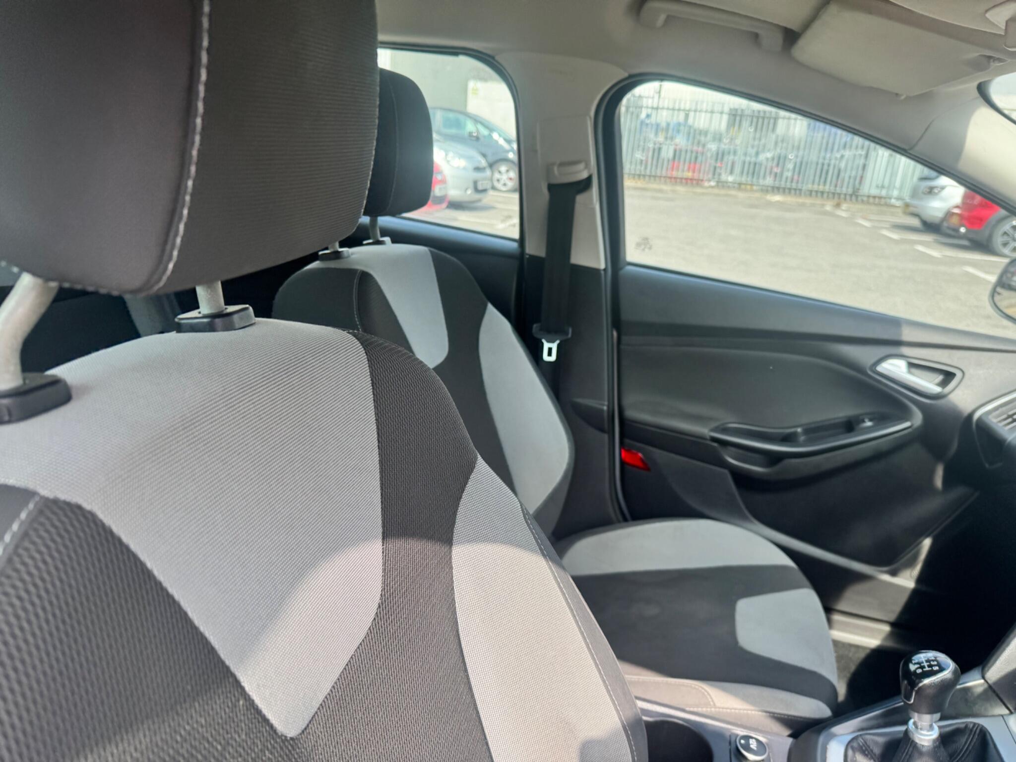Ford Focus view 13
