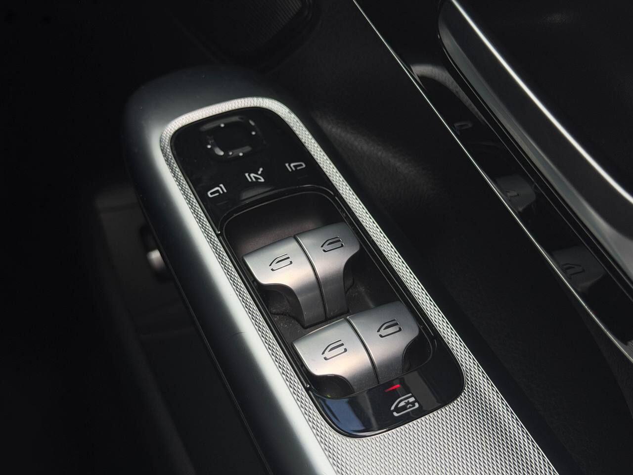 Mercedes-Benz 300 view 38