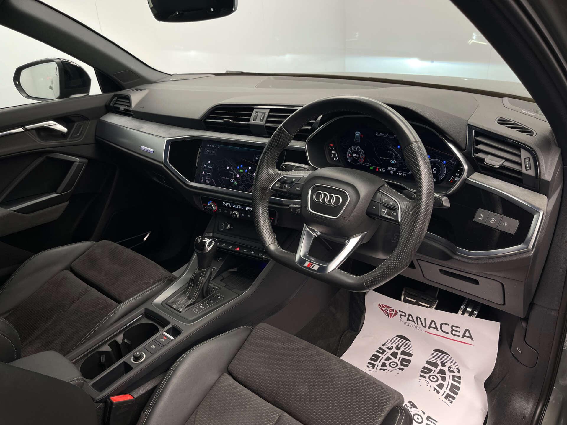 Audi Q3 view 13