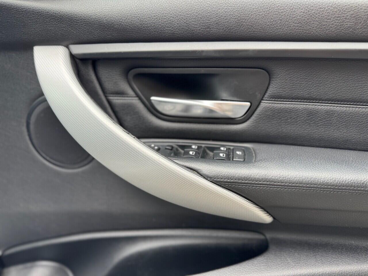 BMW 3 Series view 22