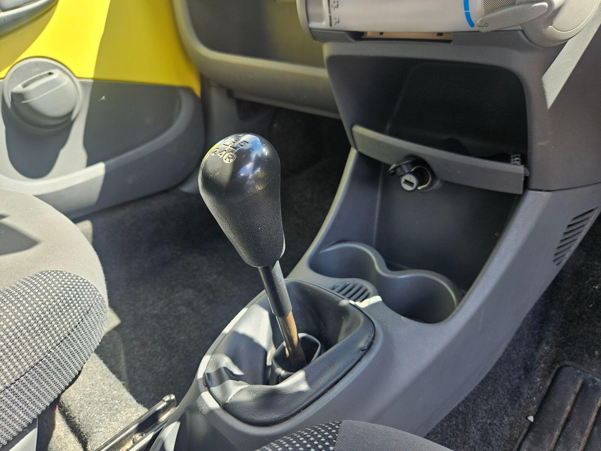 2005 Peugeot 107 image 16