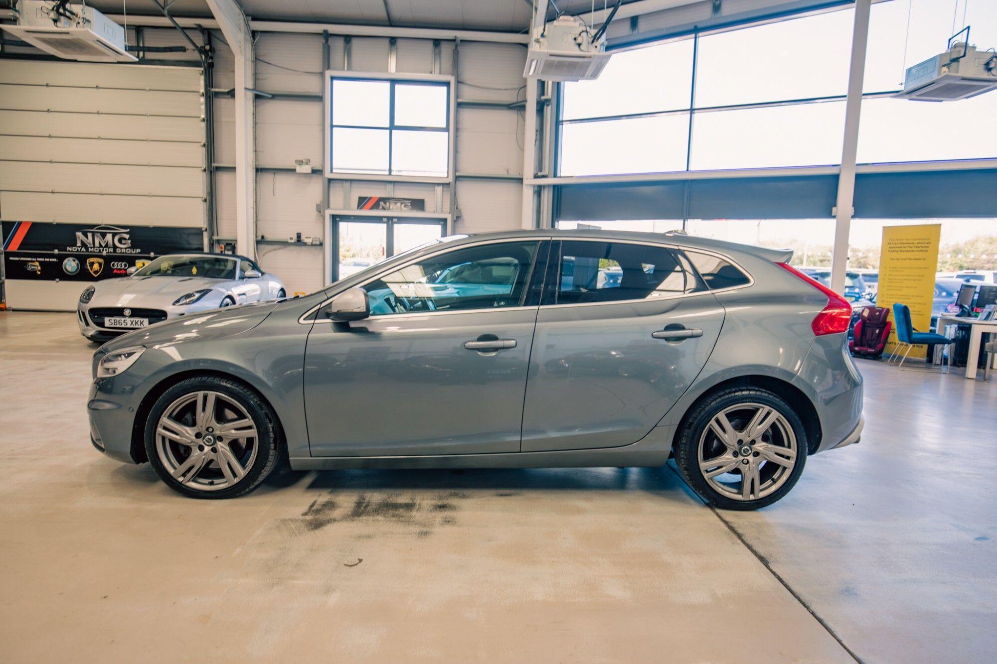 Volvo V40 view 24