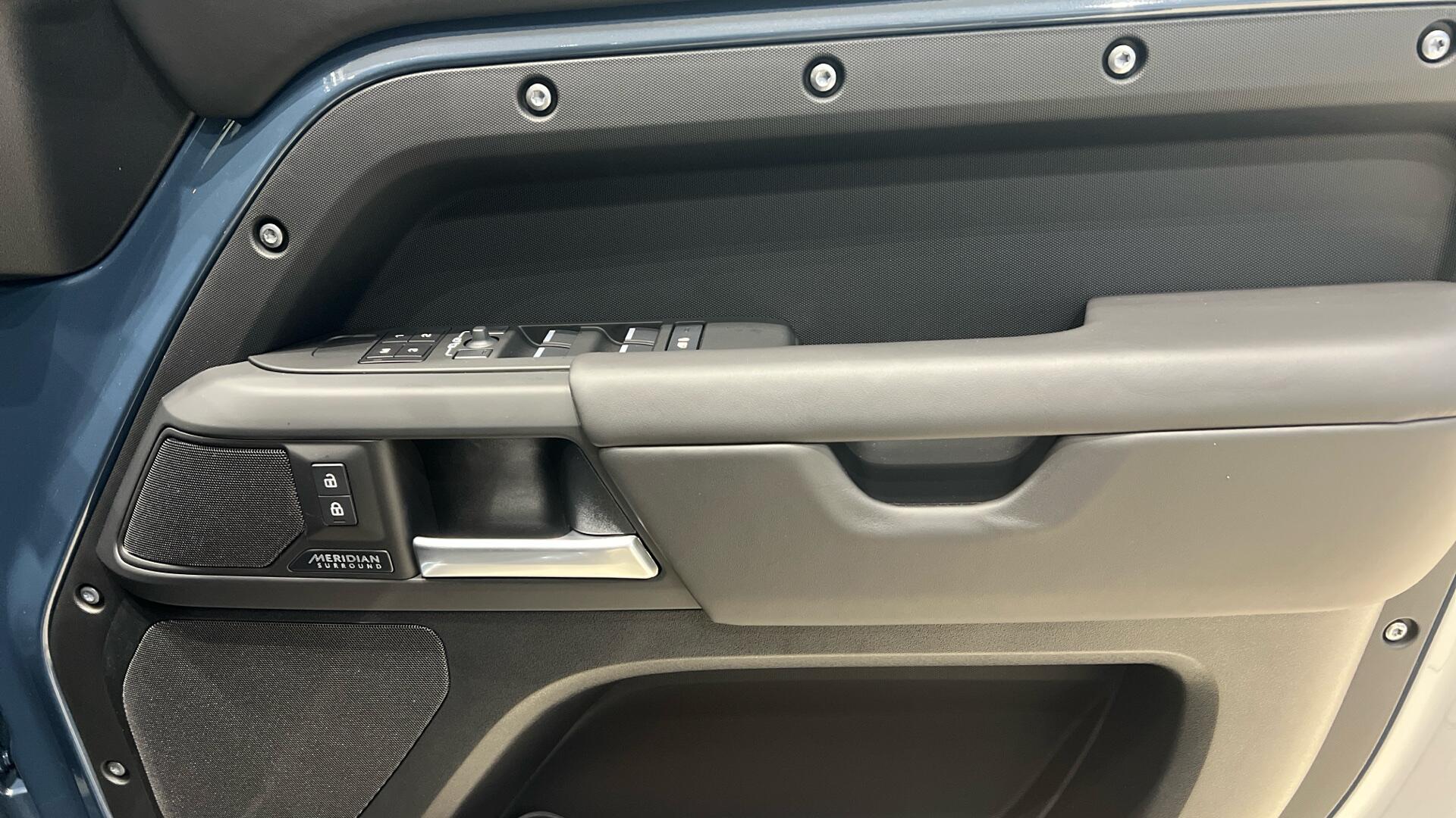 Land Rover Defender view 29