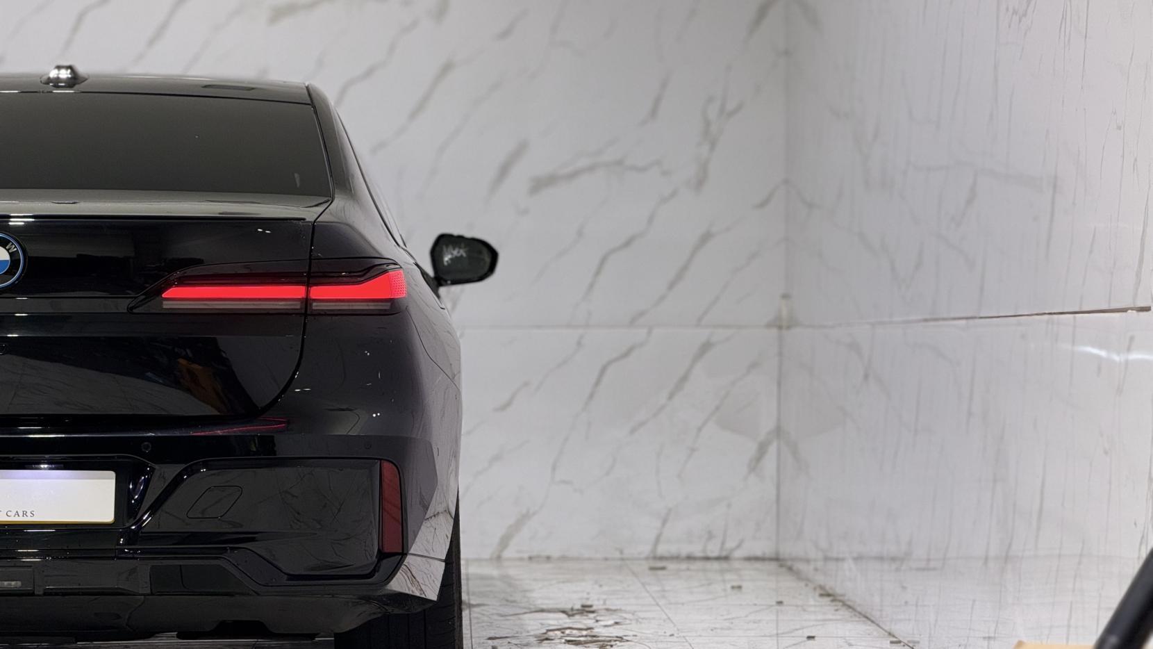BMW i7 view 65