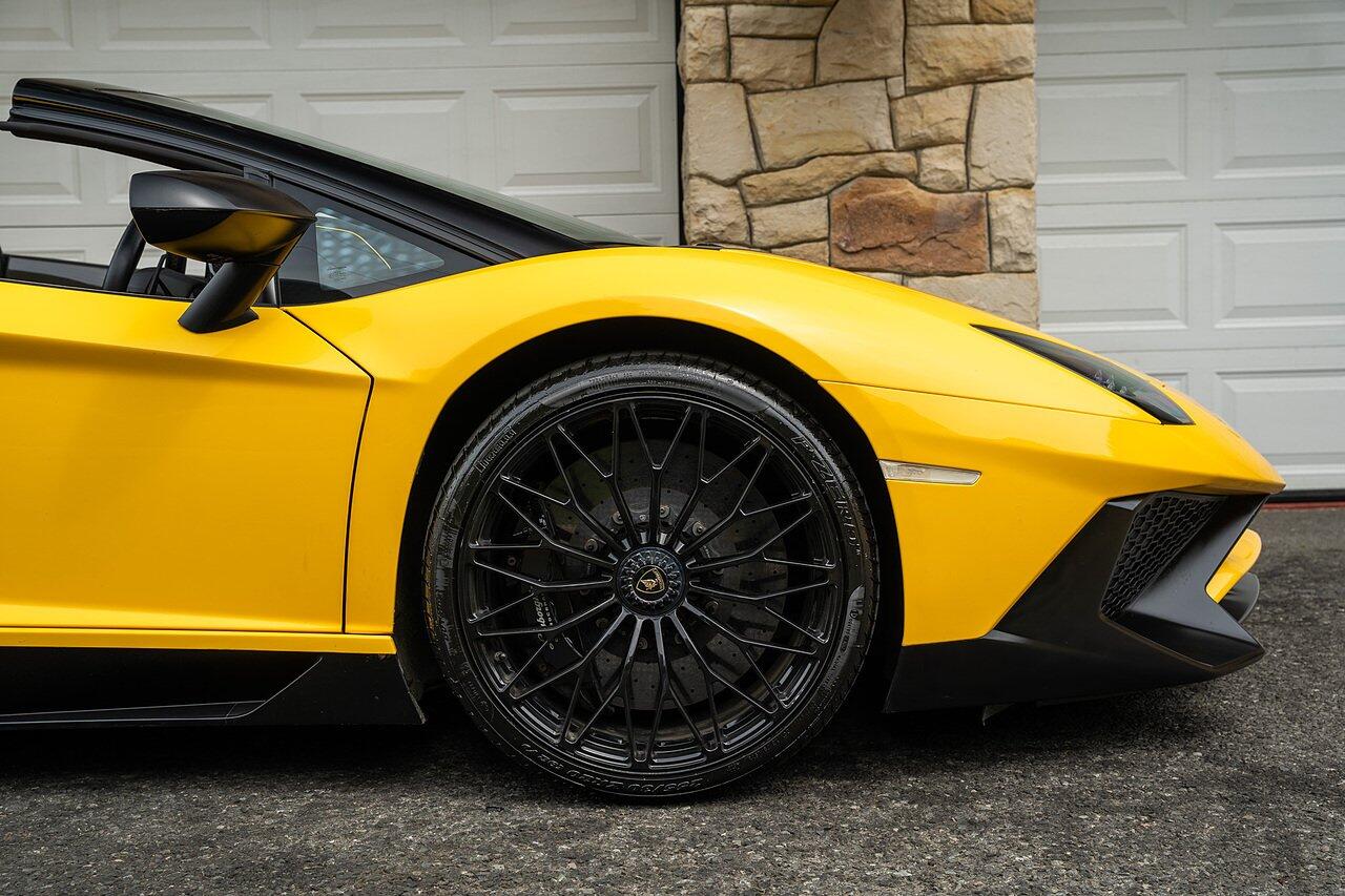 Lamborghini Aventador view 5
