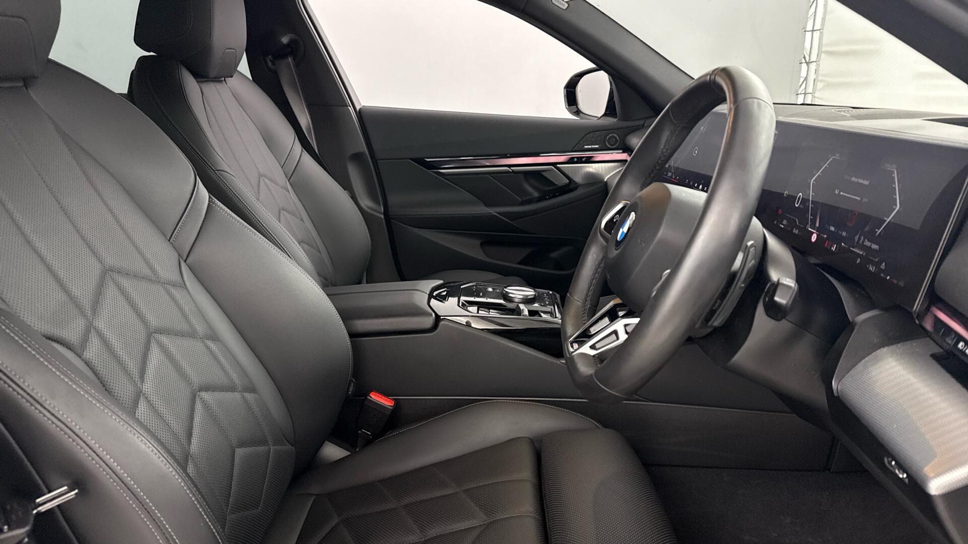 BMW 5 Series view 11