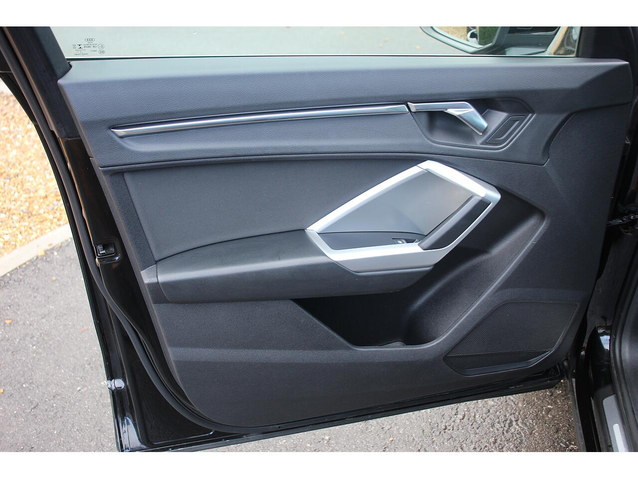 Audi Q3 view 30