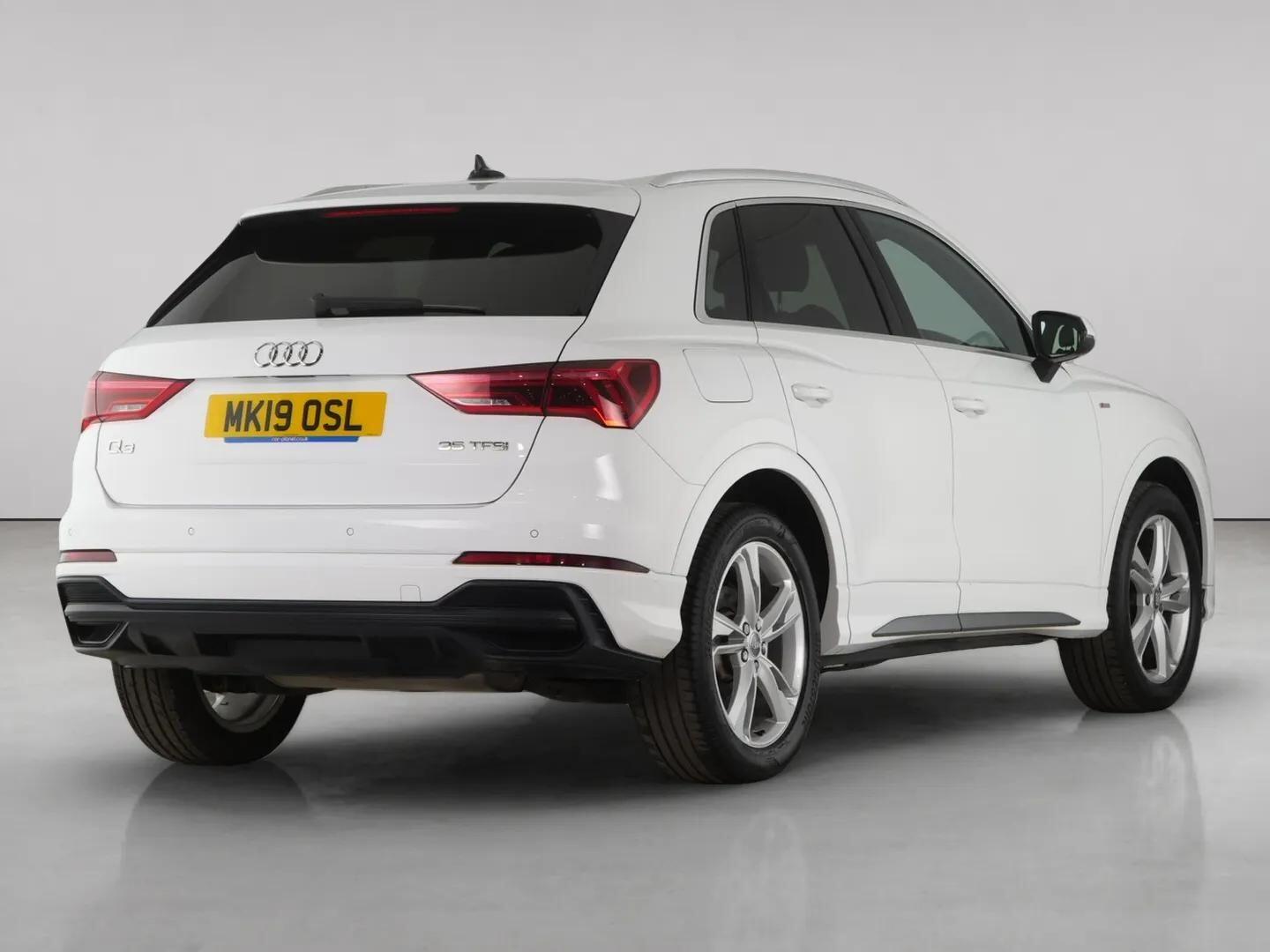 Audi Q3 view 7