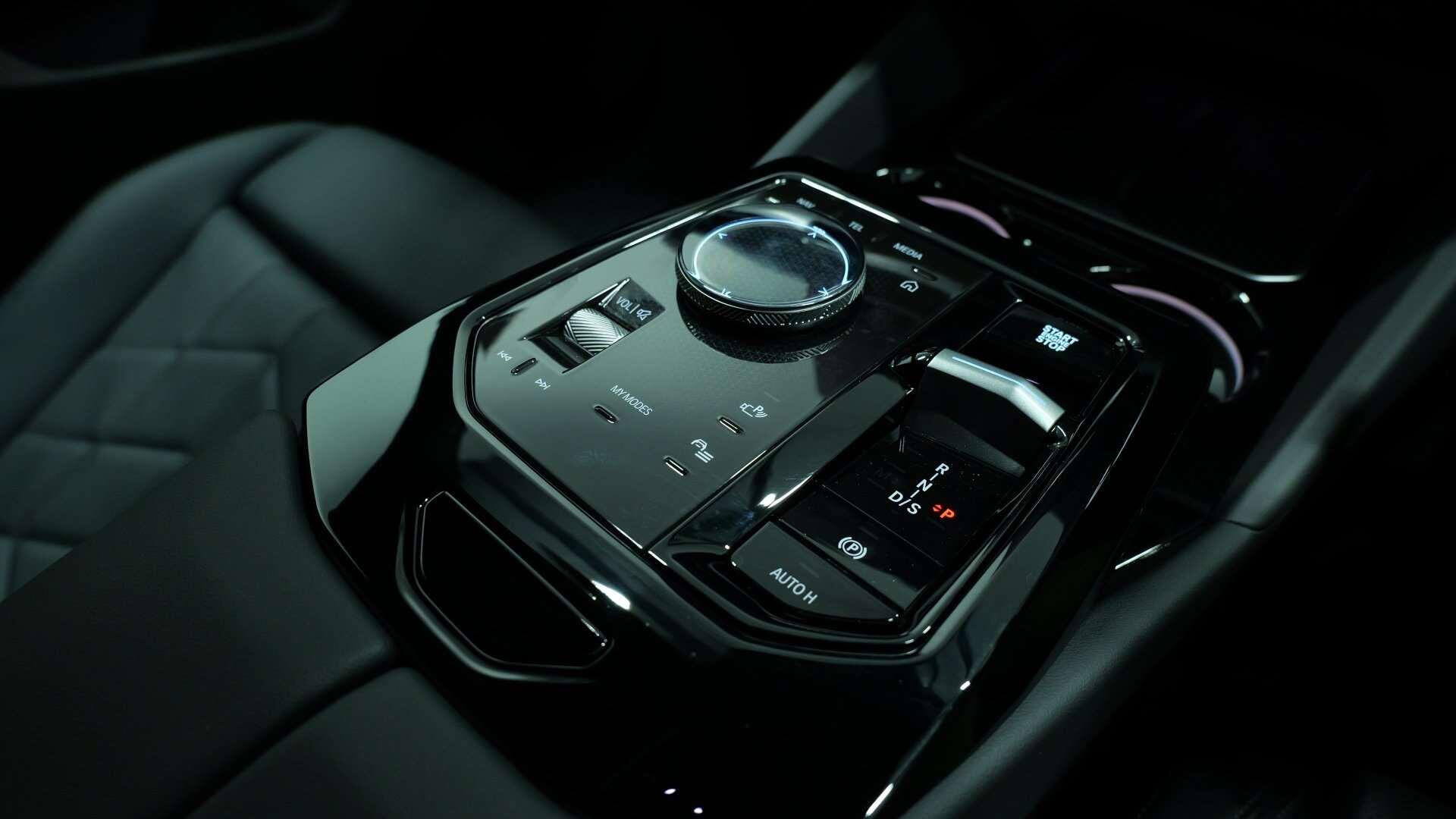 BMW 5 Series view 10