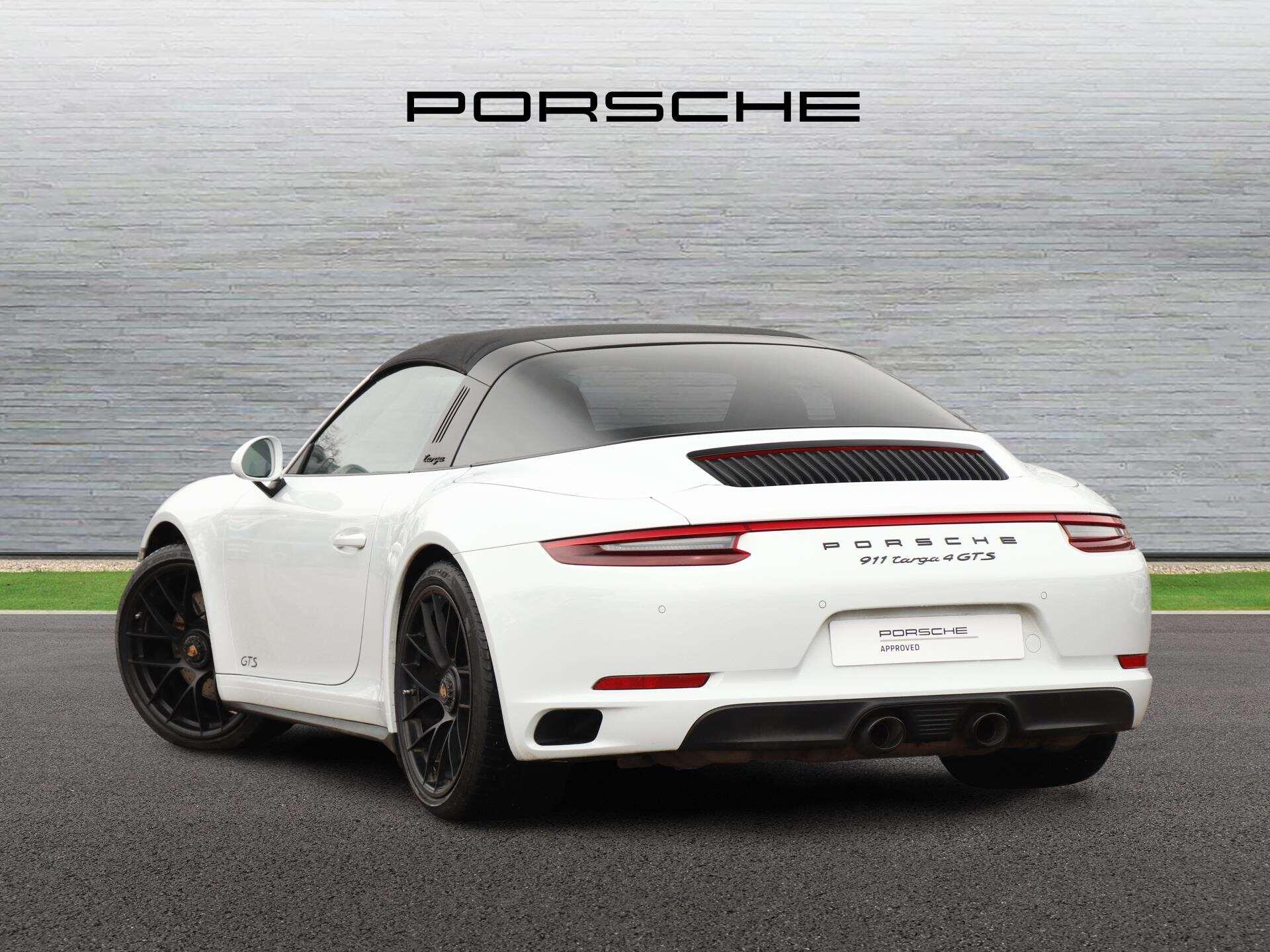 Porsche 911 view 5