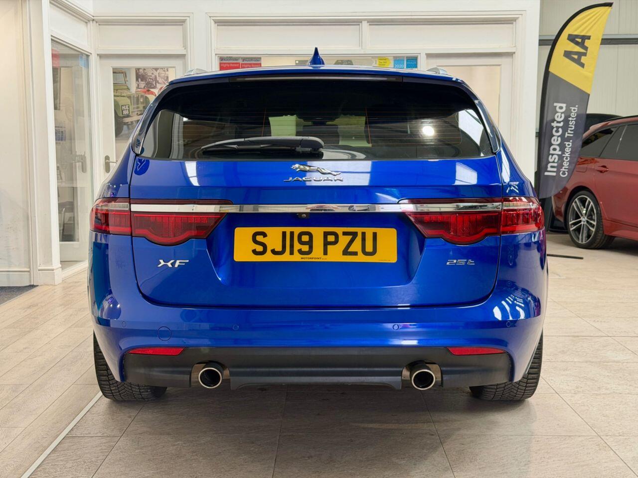 Jaguar XF view 18