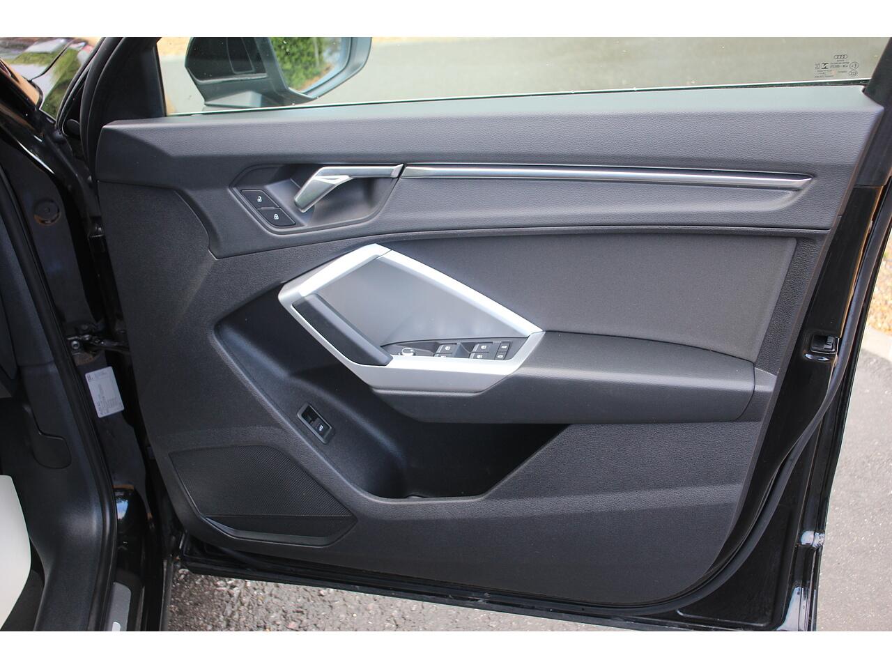 Audi Q3 view 29
