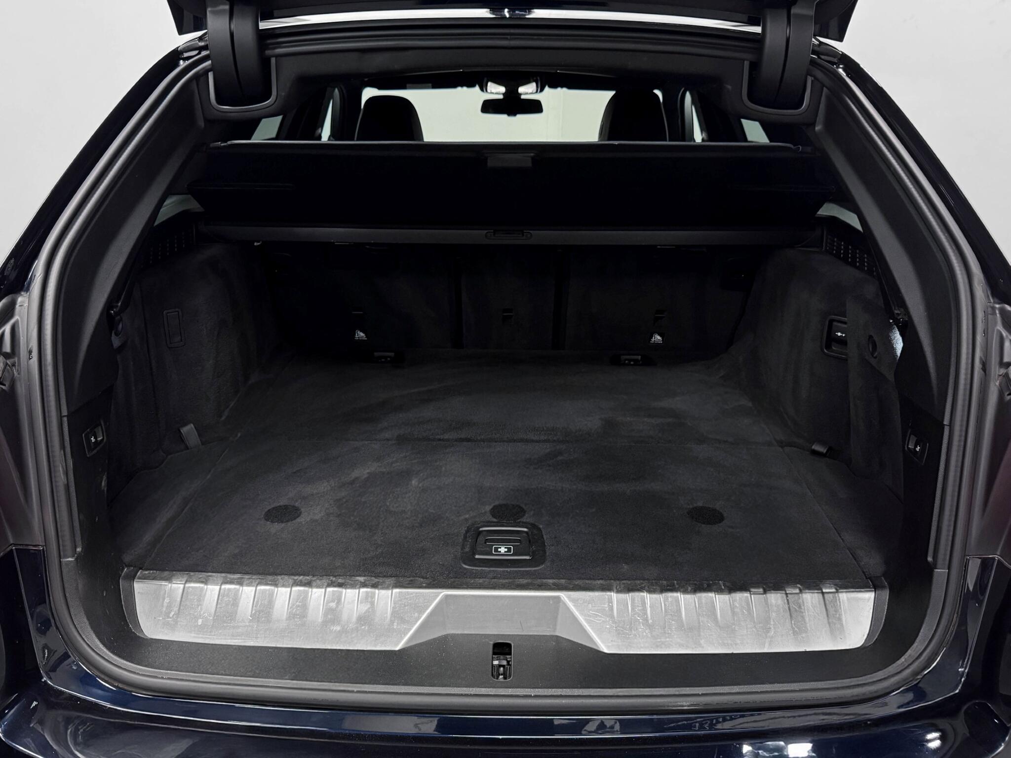 BMW 5 Series view 7