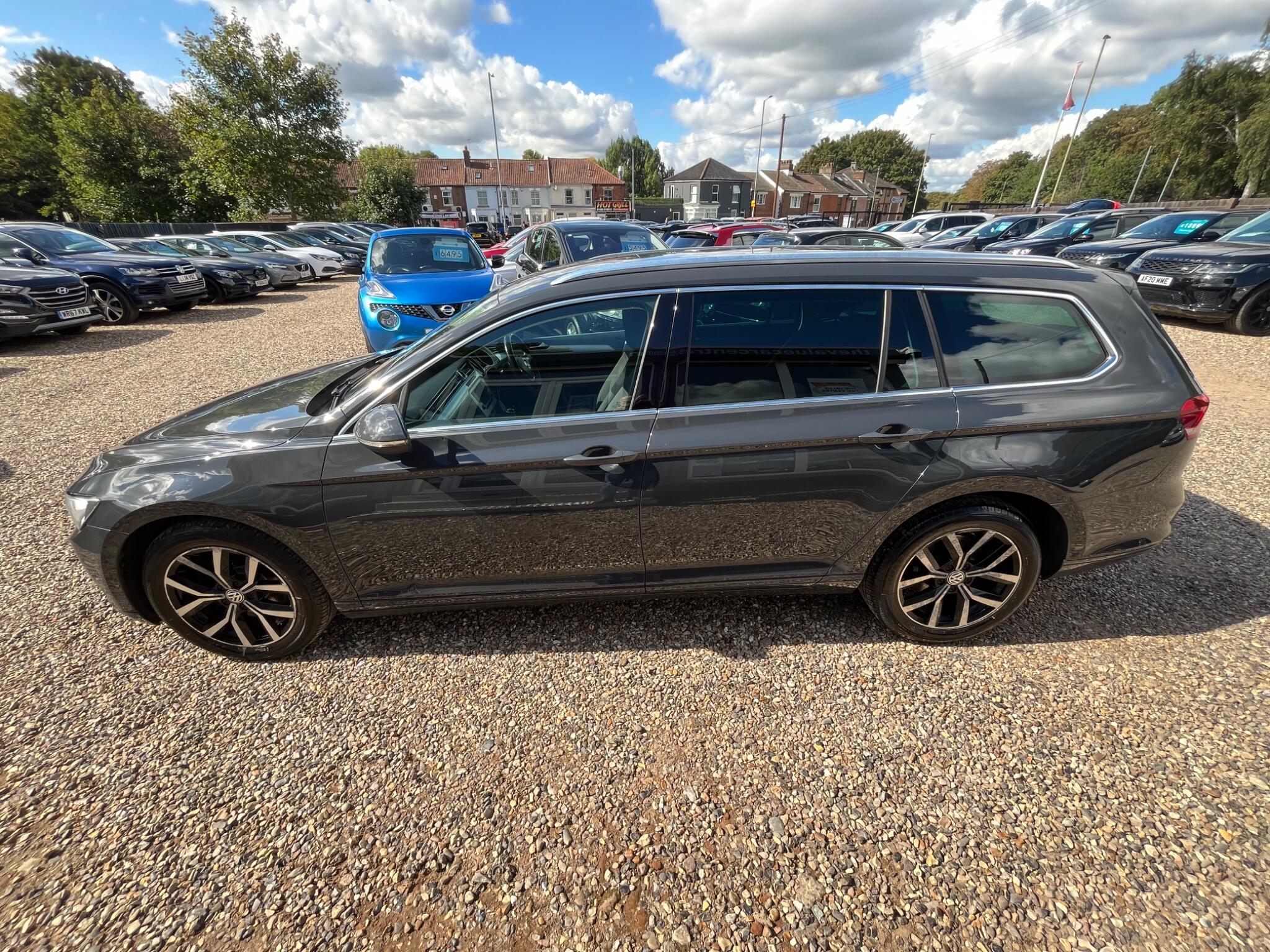 Volkswagen Passat view 8