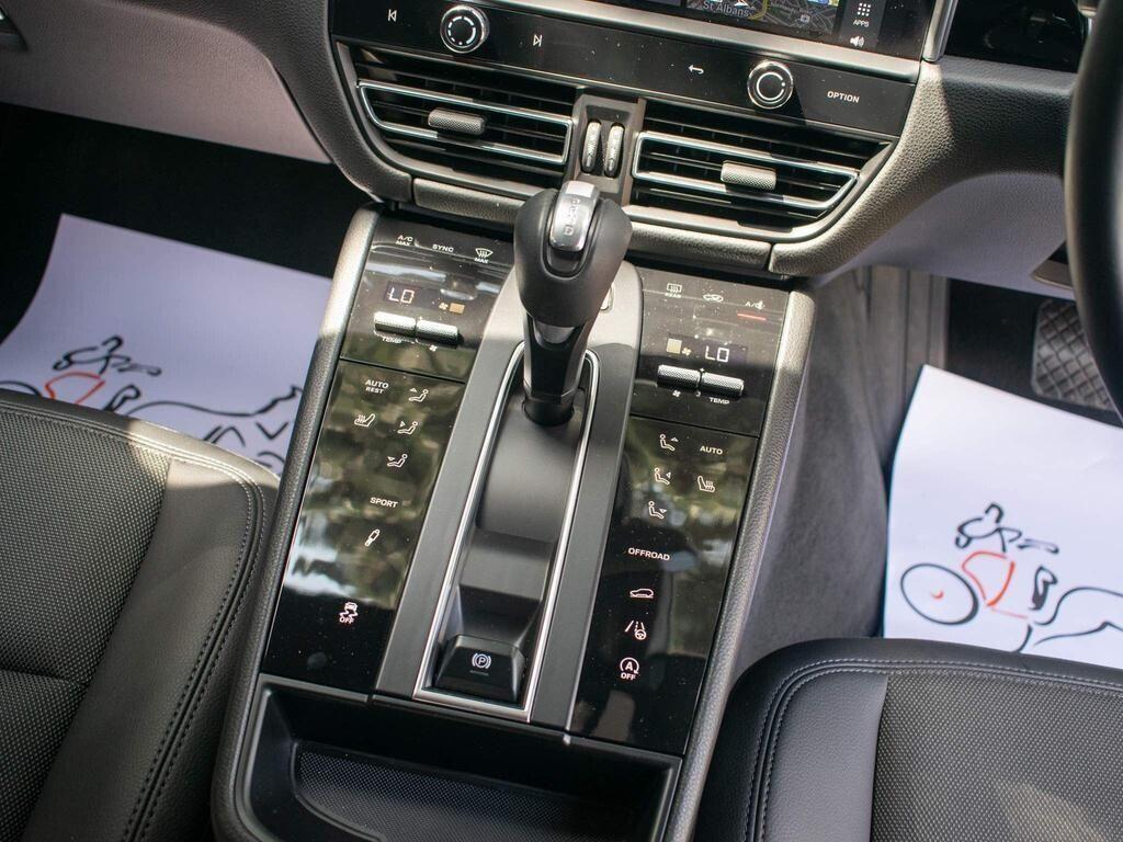 Porsche Macan view 28