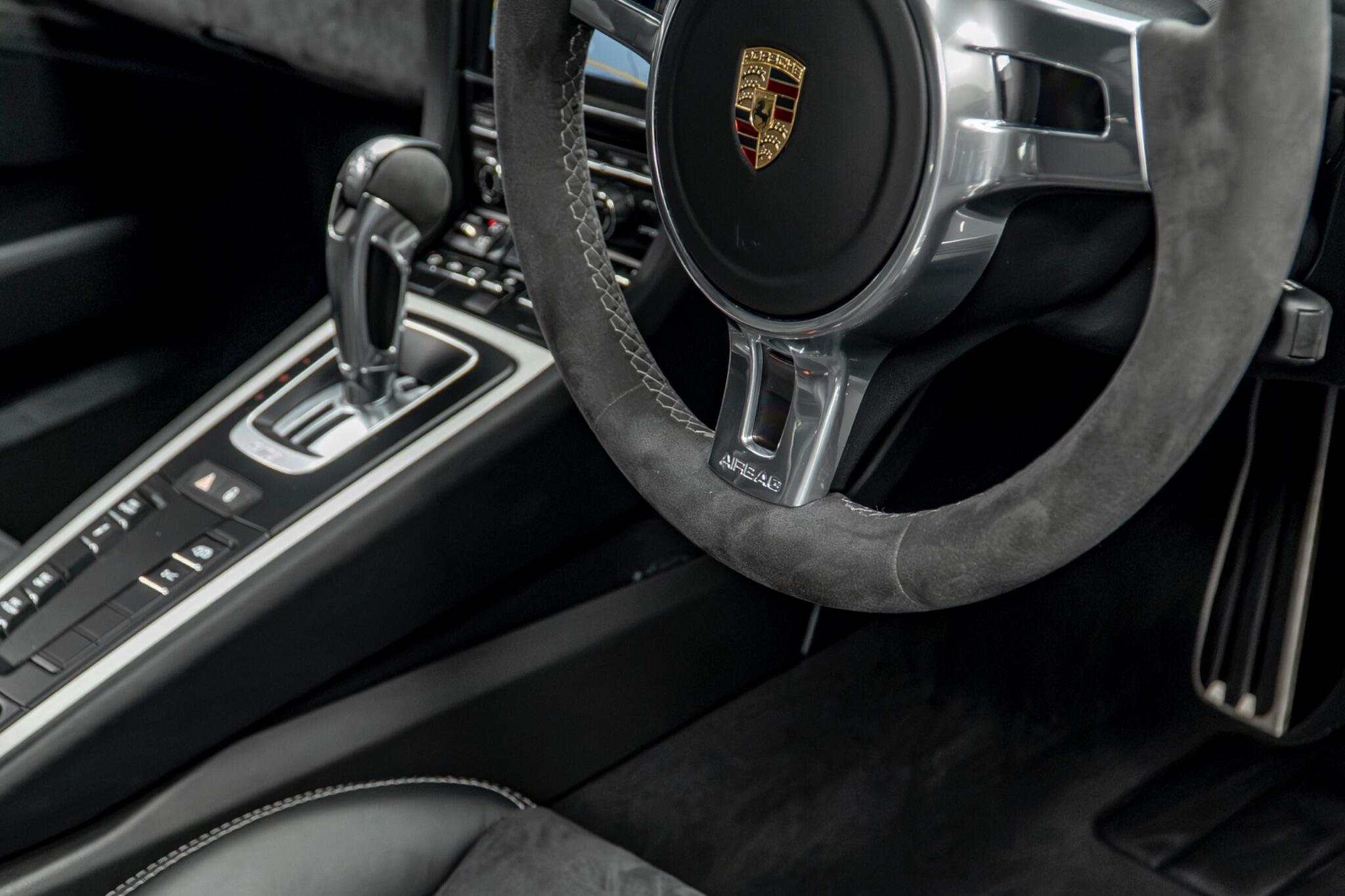 Porsche 911 view 32