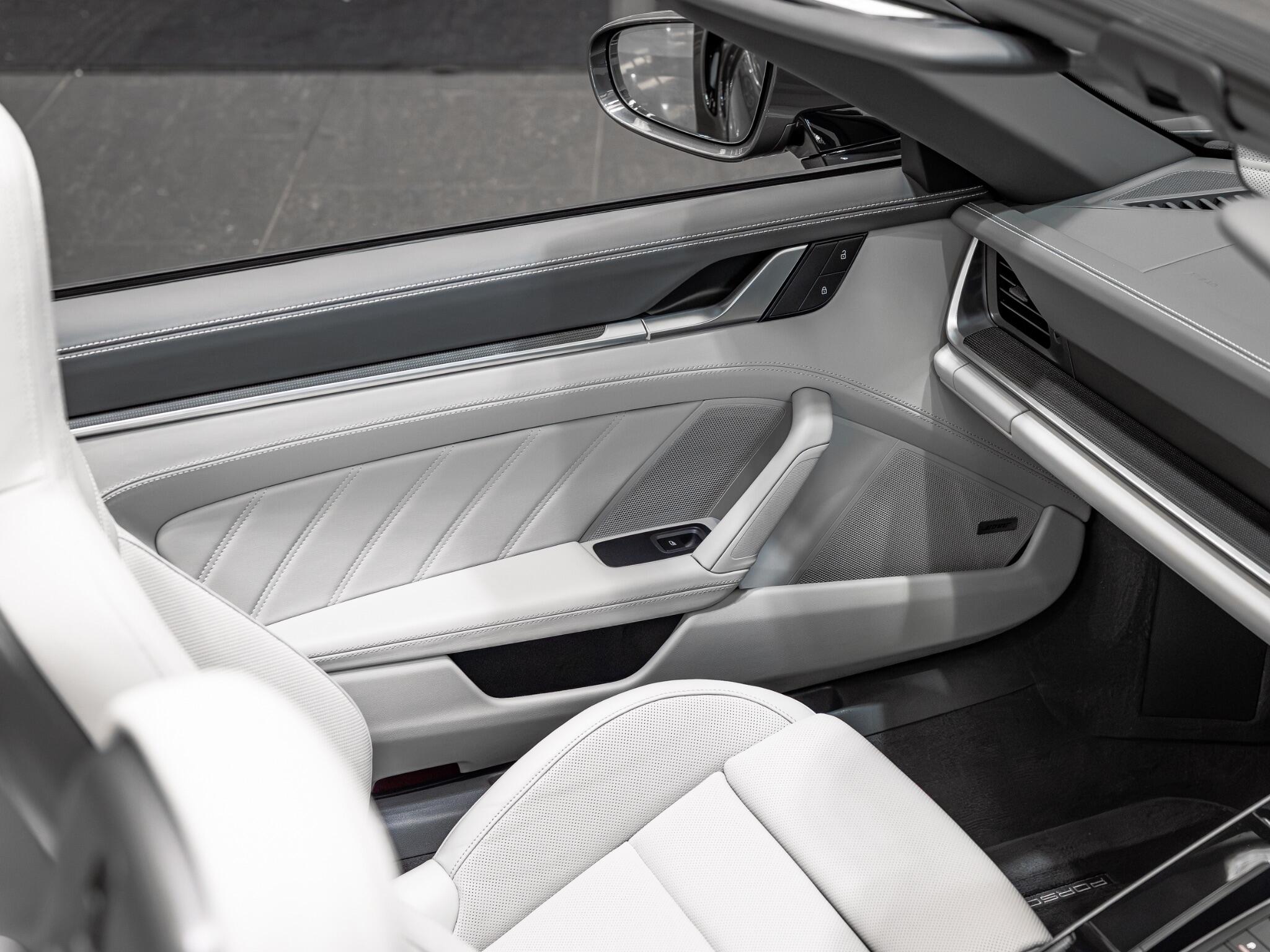 Porsche 911 view 29