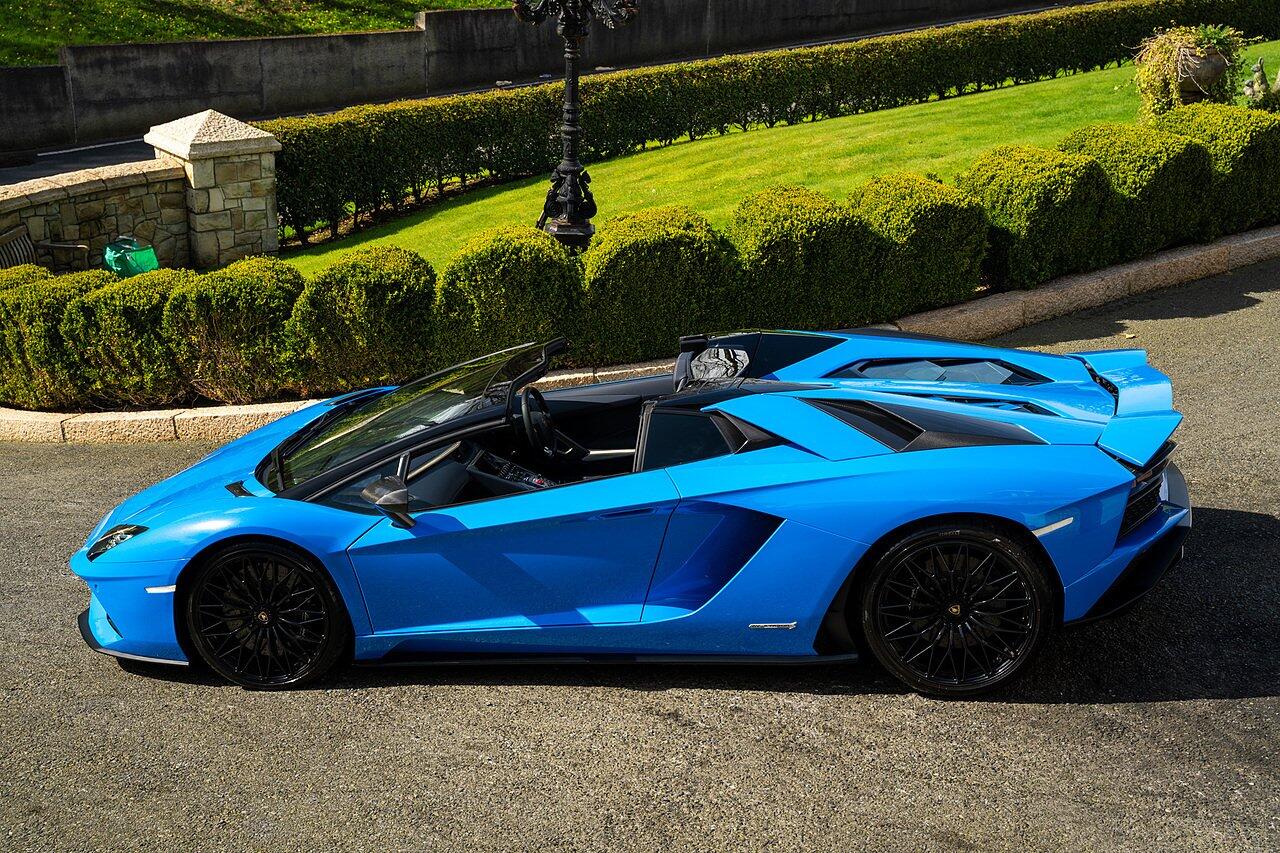 Lamborghini Aventador view 98