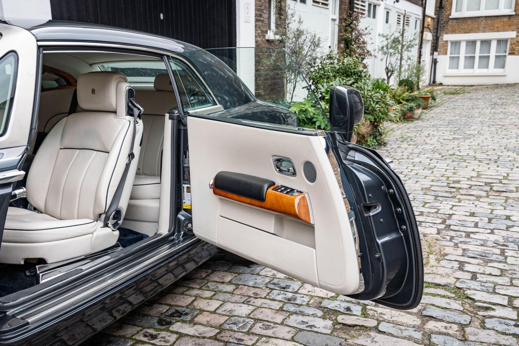 Rolls-Royce Phantom view 37