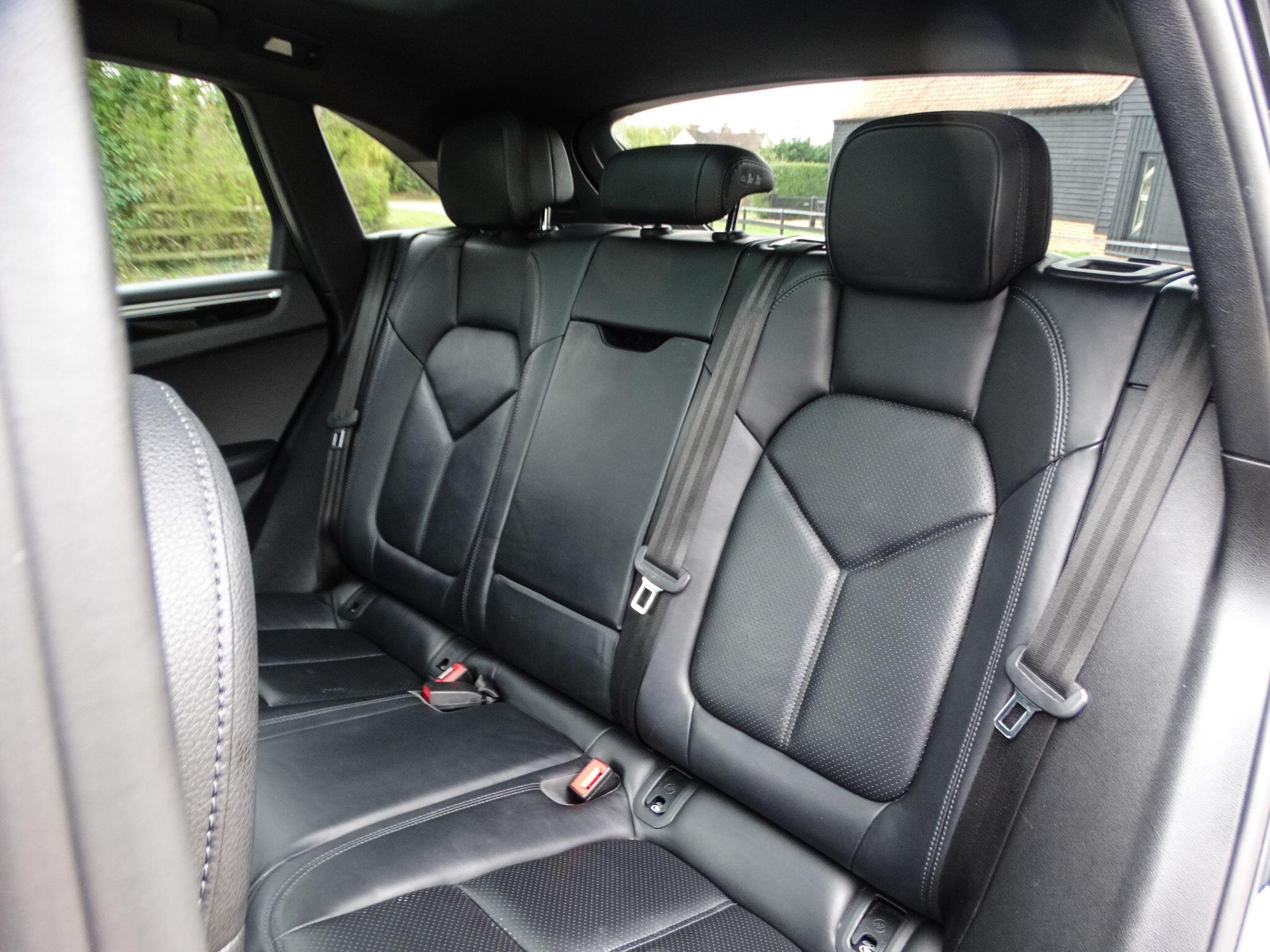 Porsche Macan view 17