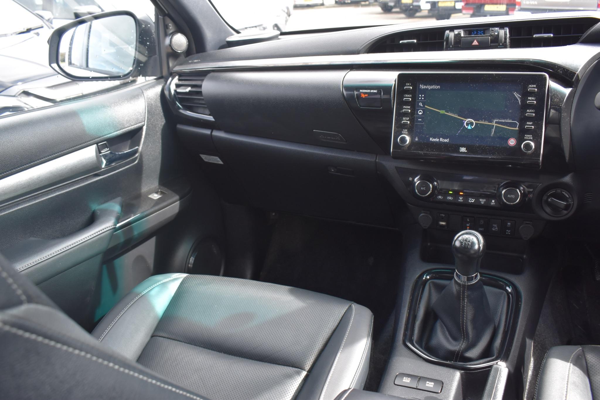 Hilux - 2.8 D-4D Invincible X 4WD Euro 6 (s/s) 4dr - Image 19