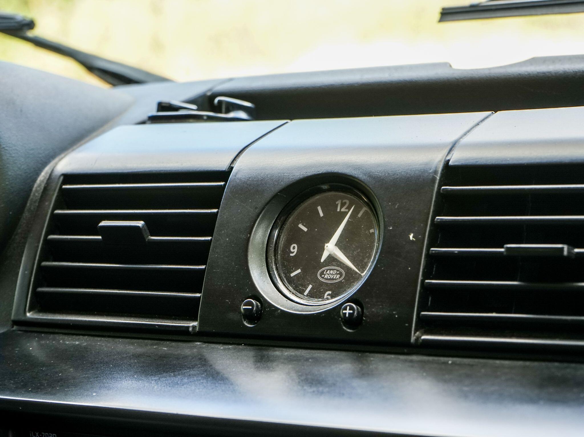 Land Rover Defender 110 view 32