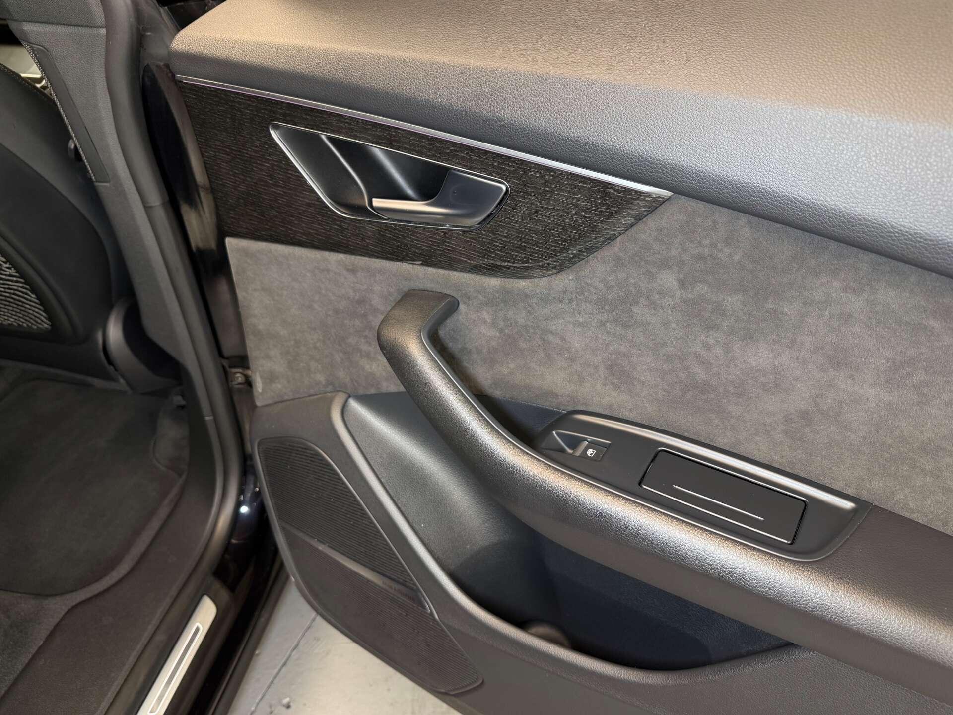 Audi Q8 view 18