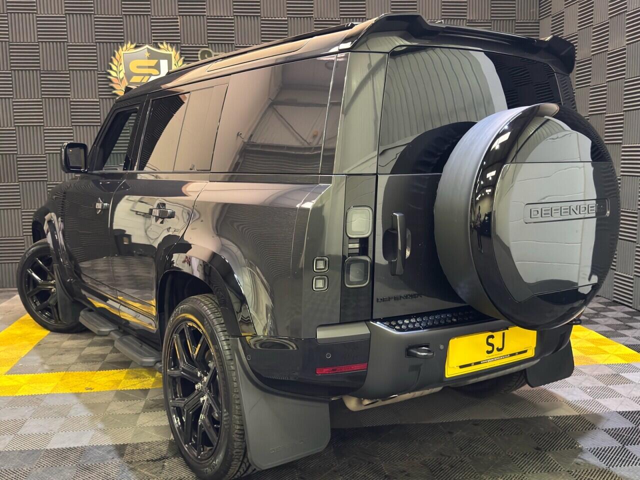 Land Rover Defender 110 view 32