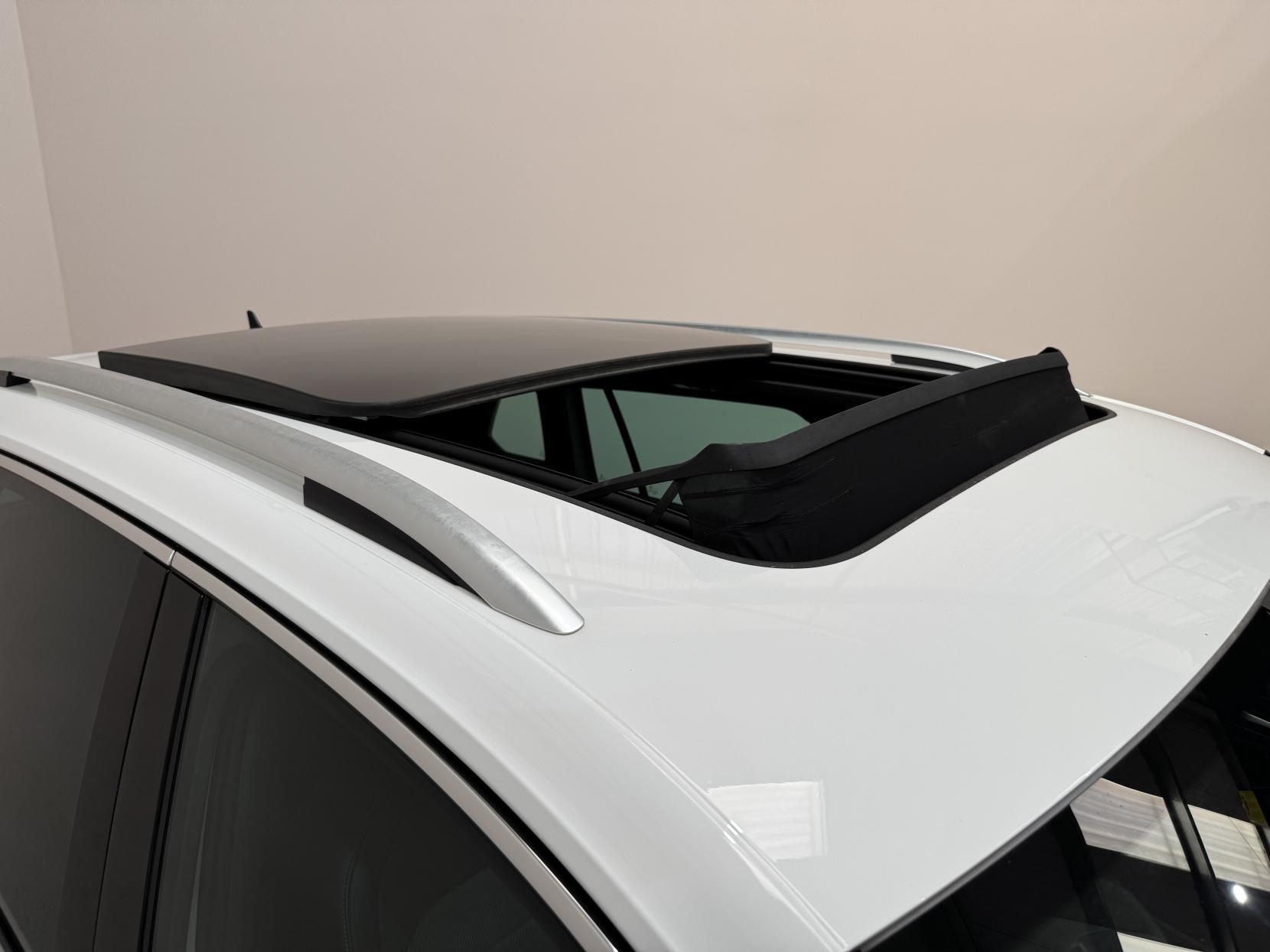 Volkswagen Tiguan view 3