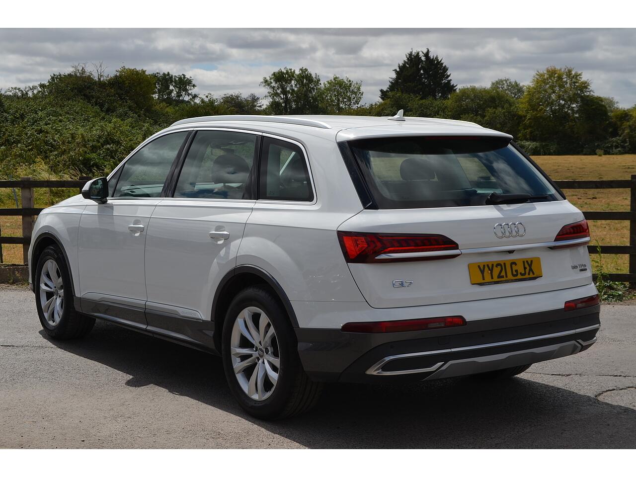 Audi Q7 view 7