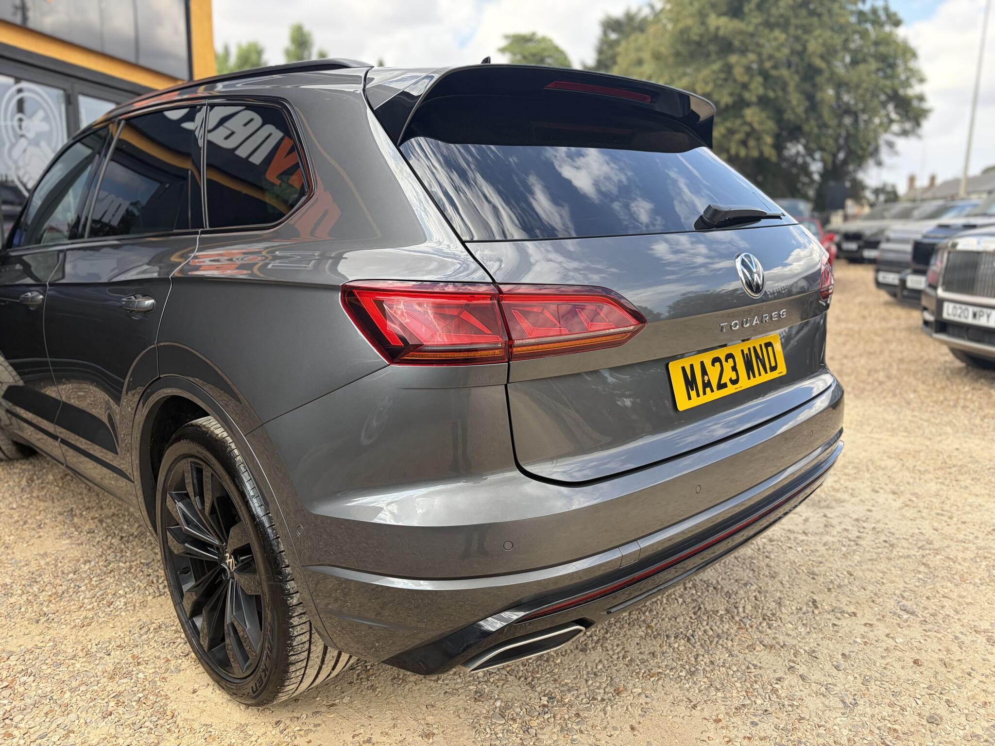 Volkswagen Touareg view 8