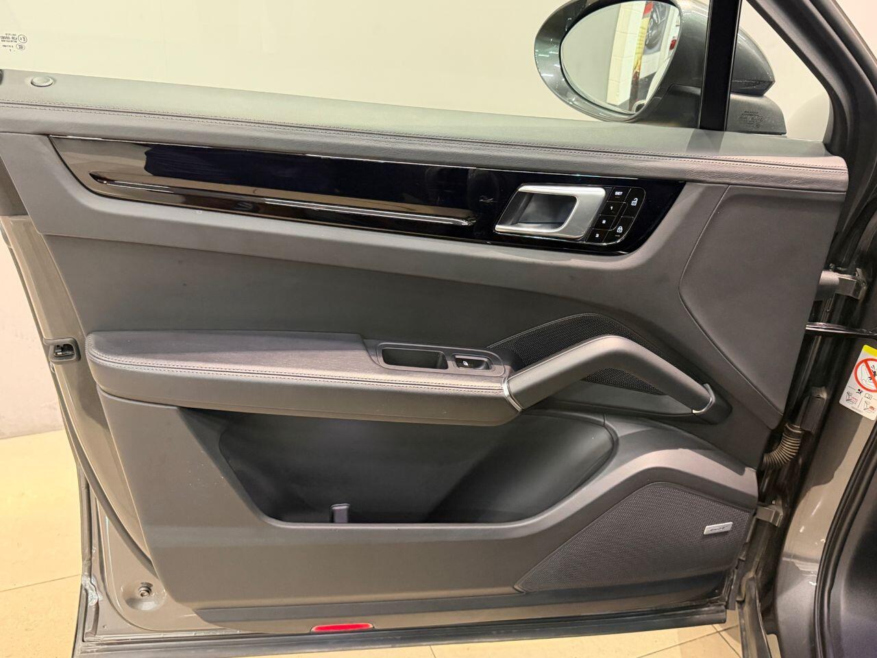 Porsche Cayenne view 40