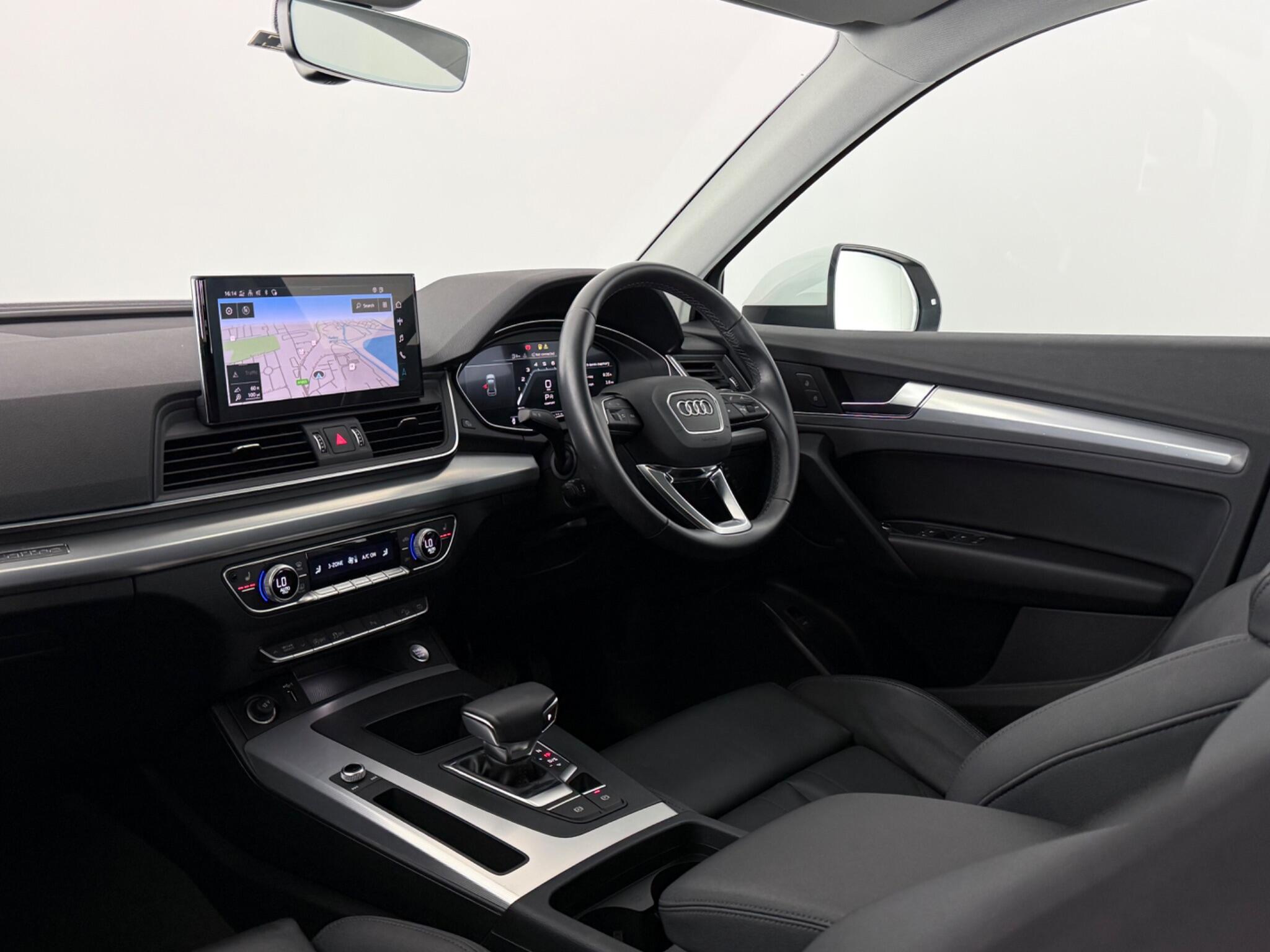 Audi Q5 view 4