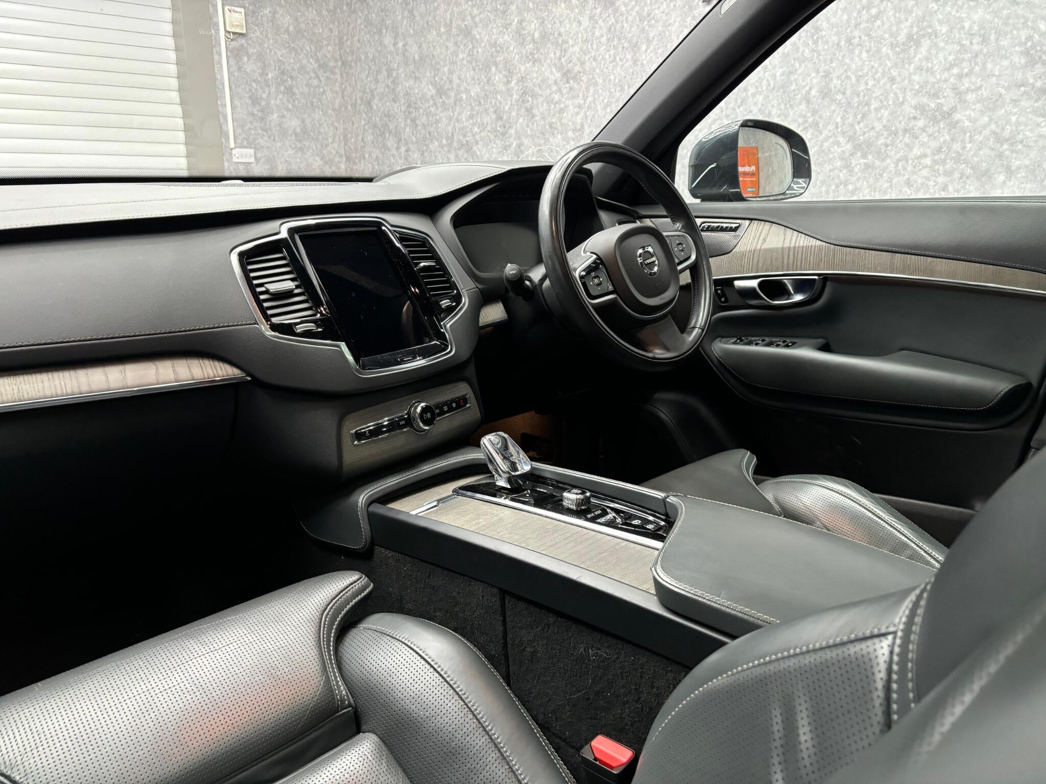 Volvo XC90 view 9