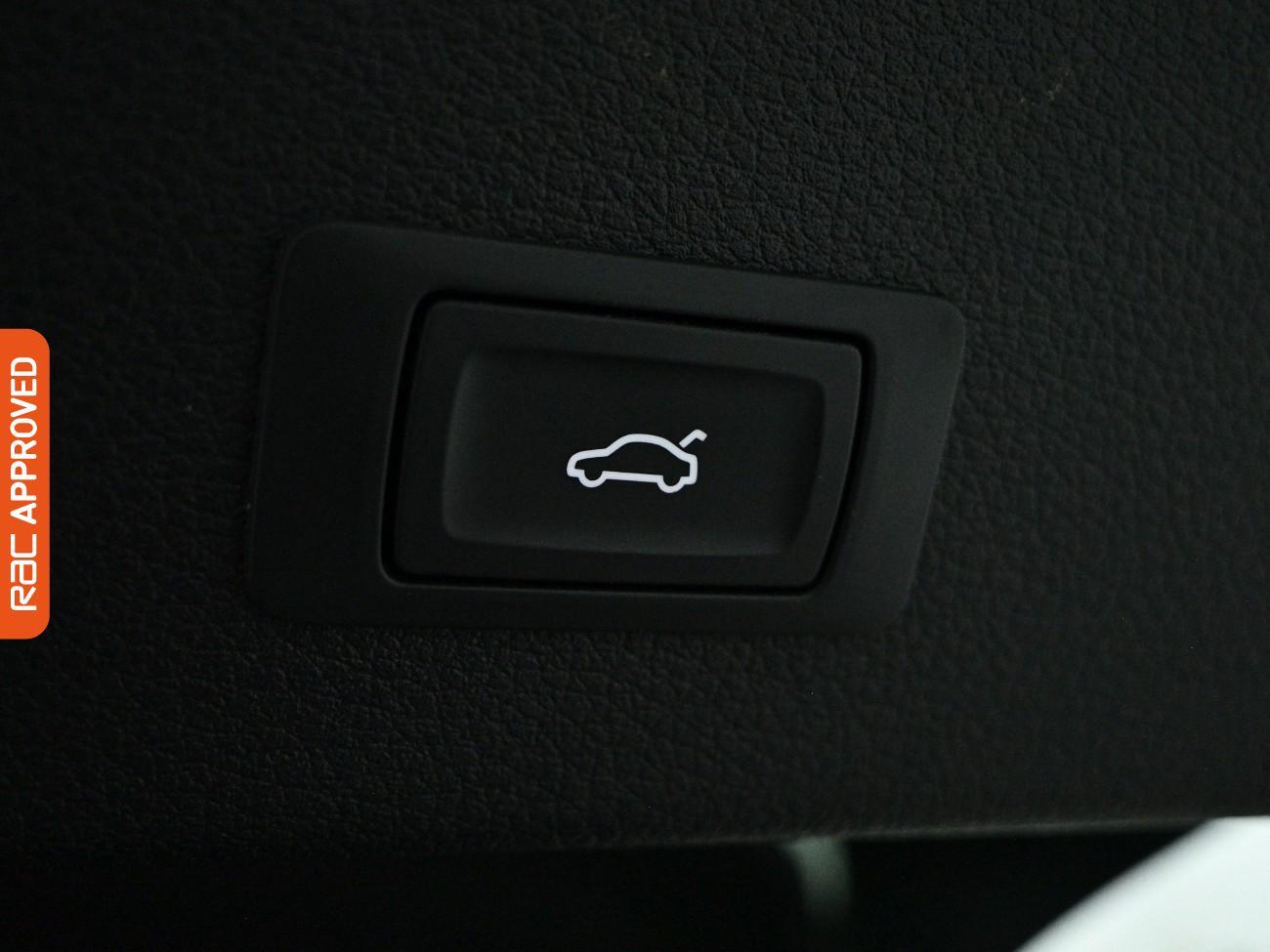 Audi E-Tron view 36
